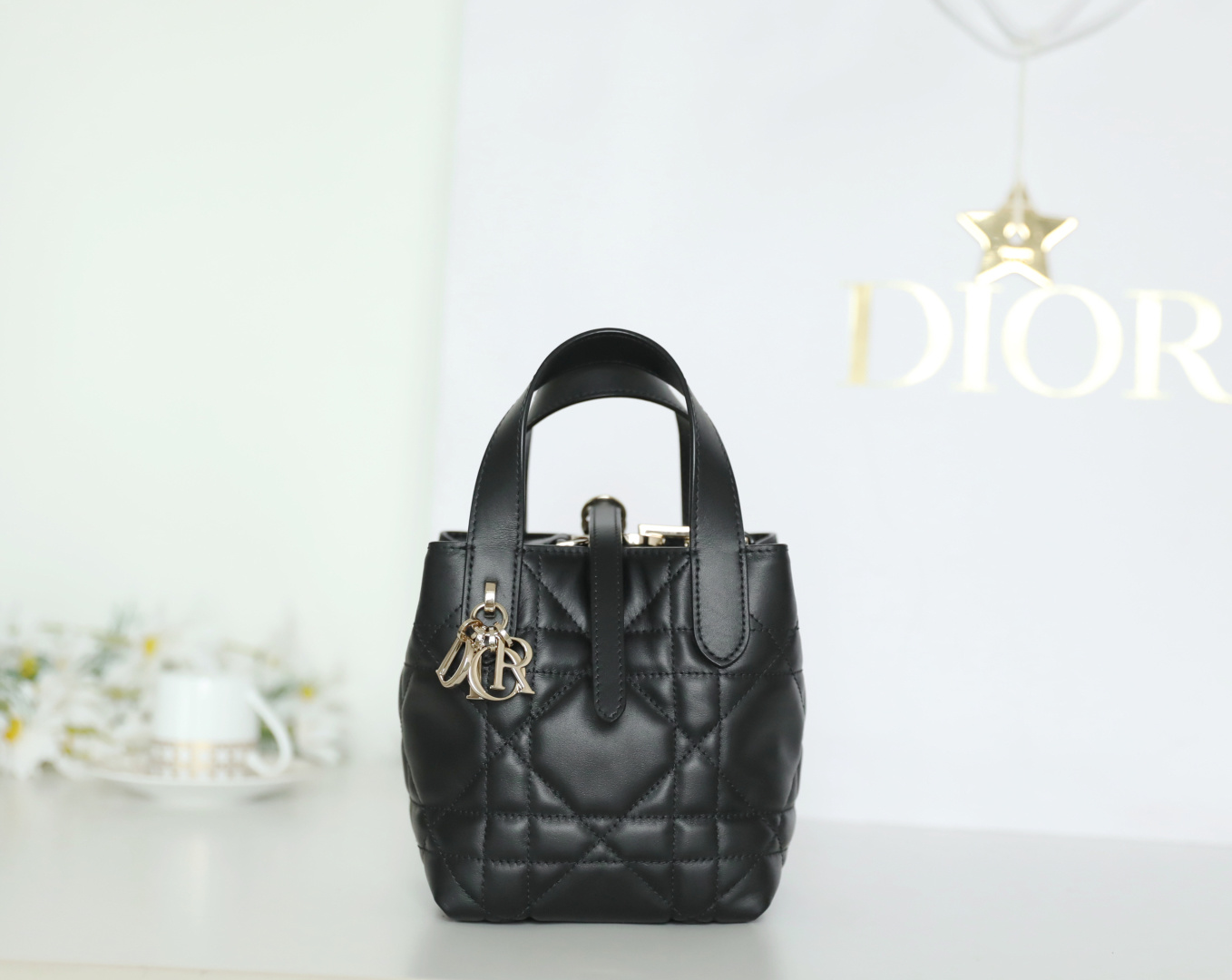 El bolso vertical Dior Toujours DR-021 de primera calidad es moderno, práctico y único. Cuidadosamente elaborado con cu…