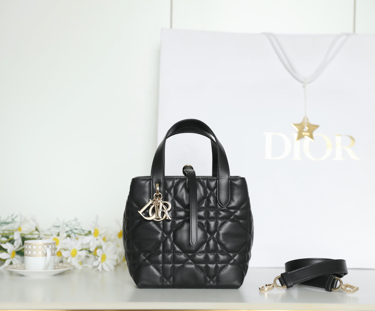 El bolso vertical Dior Toujours DR-031 de primera calidad es moderno, práctico y único. Cuidadosamente elaborado con cu…