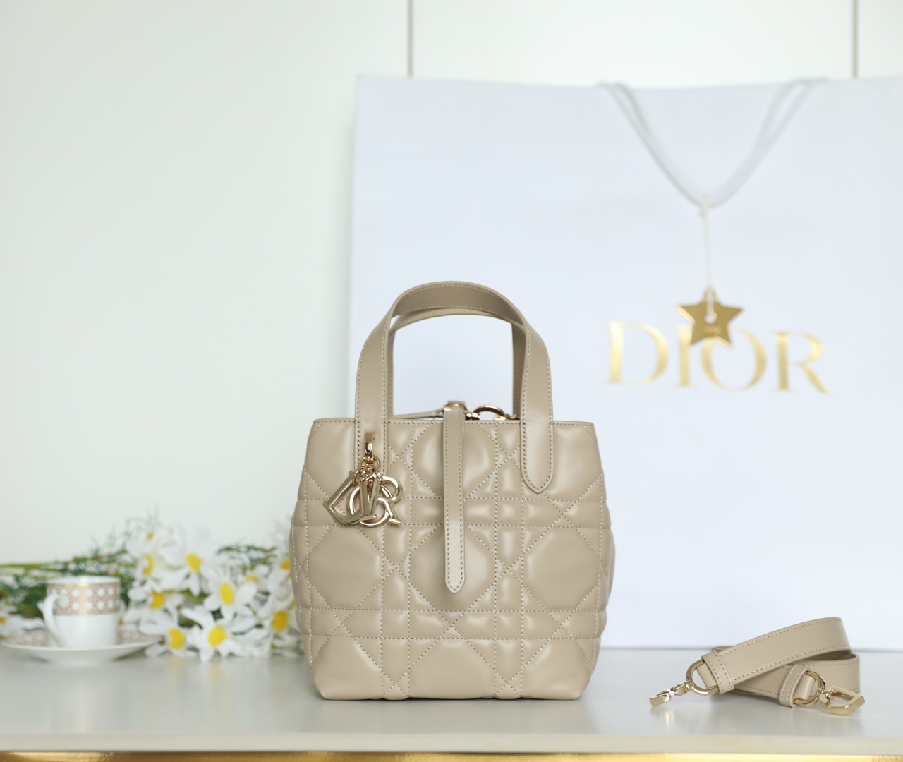 Bolso vertical Dior Toujours DR-031 de primera calidad producido por Guangdi, moderno, práctico y único. Cuidadosamente…