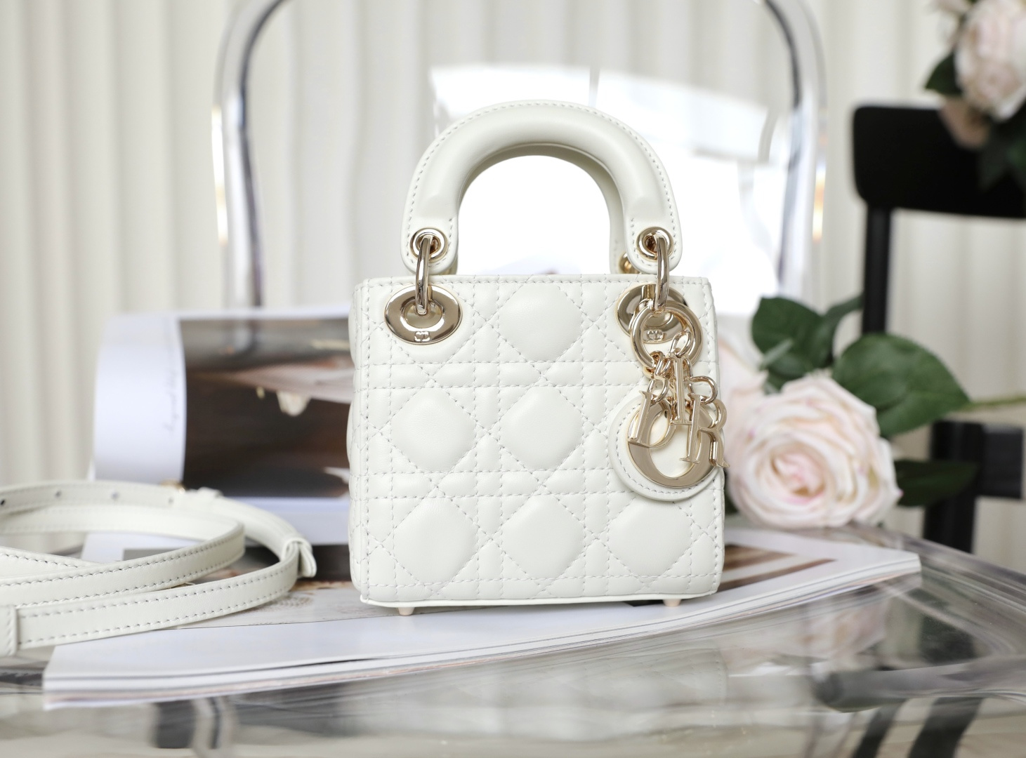 Calidad premium DIOR LADY super mini ▪️ Piel de oveja blanca DR-041 El bolso Lady Dior encarna la profunda visión de Di…