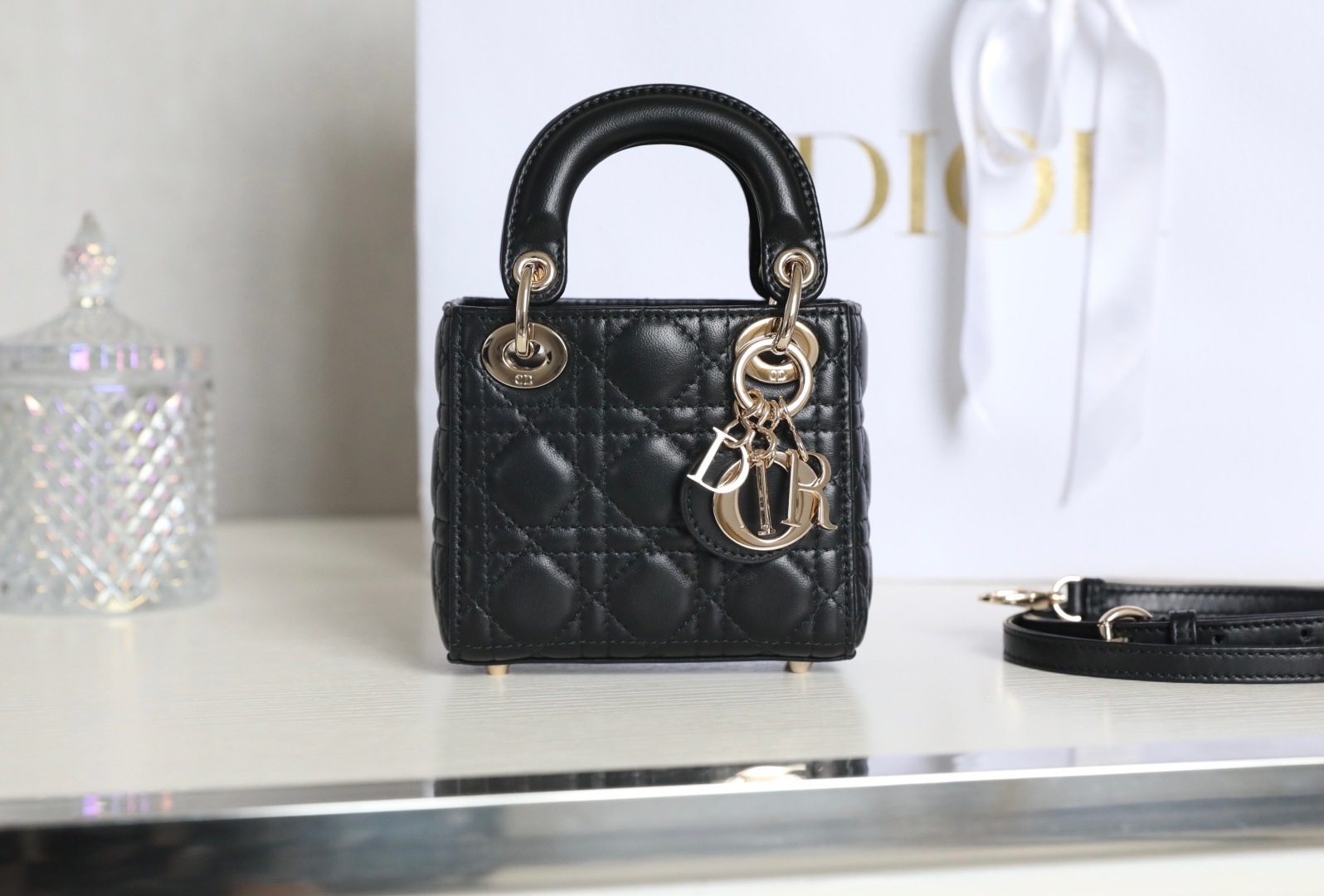 Calidad premium DIOR LADY super mini ▪️ Piel de oveja negra DR-041 El bolso Lady Dior encarna la profunda visión de Dio…