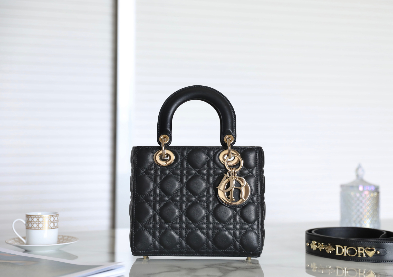 Calidad premium LADY DIOR 〰️Bolso negro DR-091 resalta el clásico logo Dior. Combinando un temperamento exquisito y dig…