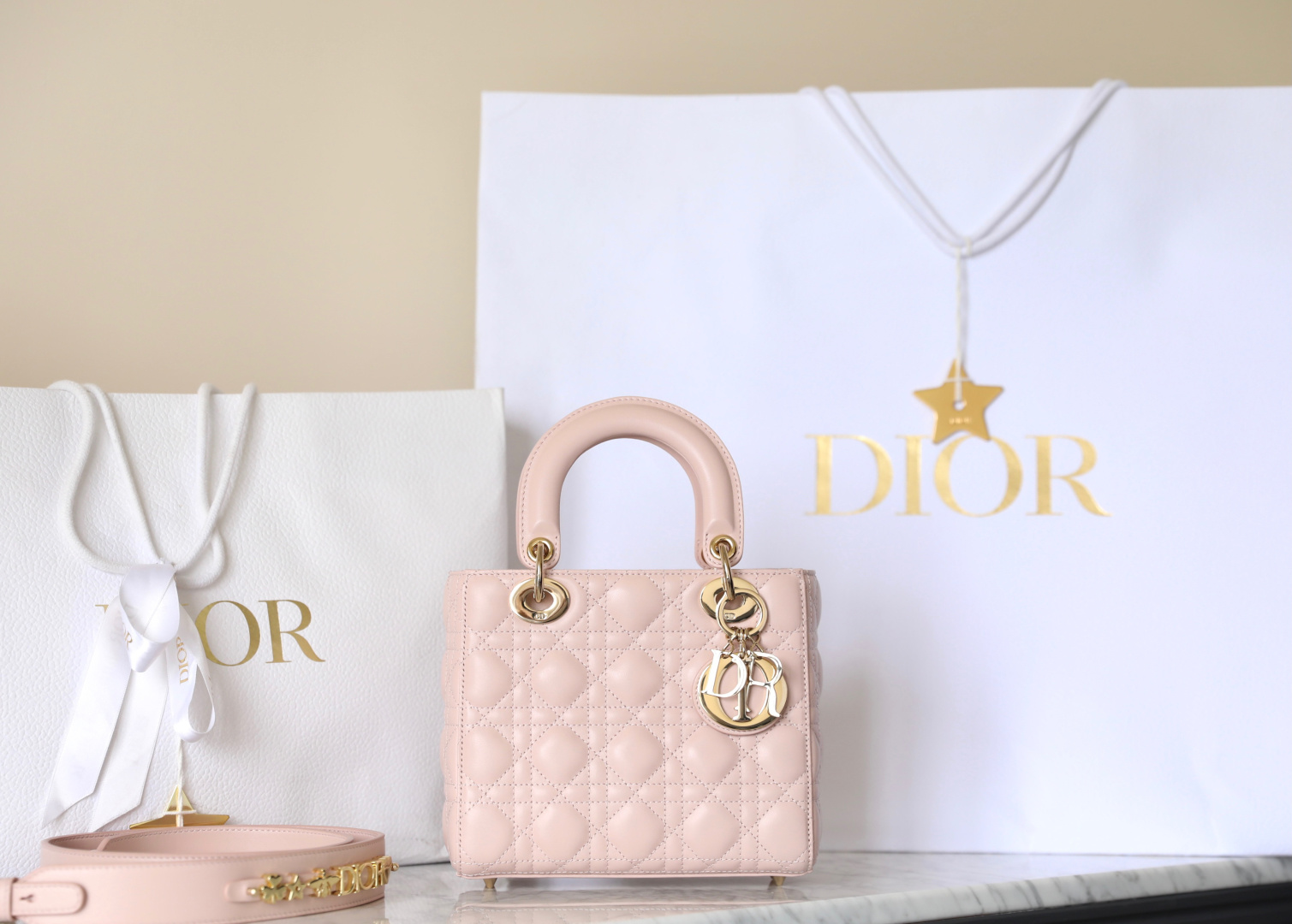 Bolso de mano LADY DIOR 〰️rosa DR-091 de primera calidad que resalta el clásico logo de Dior. Combinando un temperament…