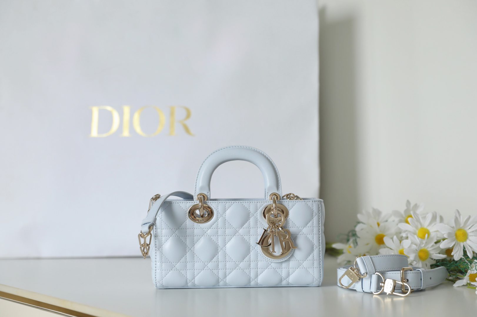 ❥ D-ᴊᴏʏ Versión horizontal de Princess Diana Small · DR-𝟘𝟠𝟙 El bolso LadyD-Joy resalta la cuidada estética de la ser…