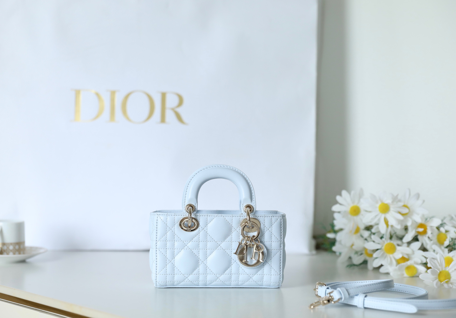 El bolso de mano DIOR Lady mini DR-061 LadyD-Joy azul claro de primera calidad resalta la icónica estética cuidada de l…