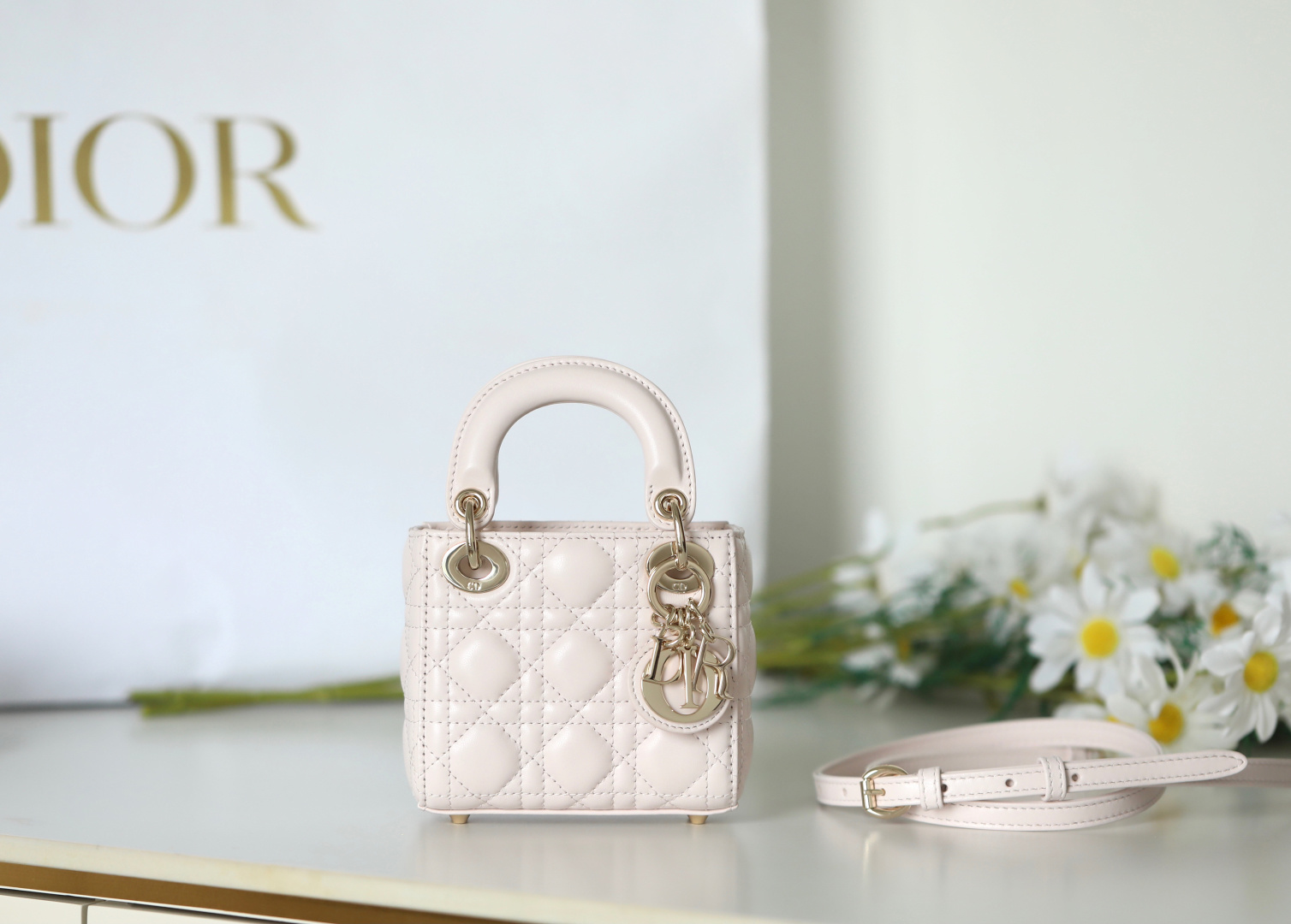 ❥ Lᴀᴅʏ 12ᴄᴍ Super Mini·DR-𝟘𝟜𝟙 El bolso Lady Dior personifica la profunda visión de Dior sobre la elegancia y la bell…