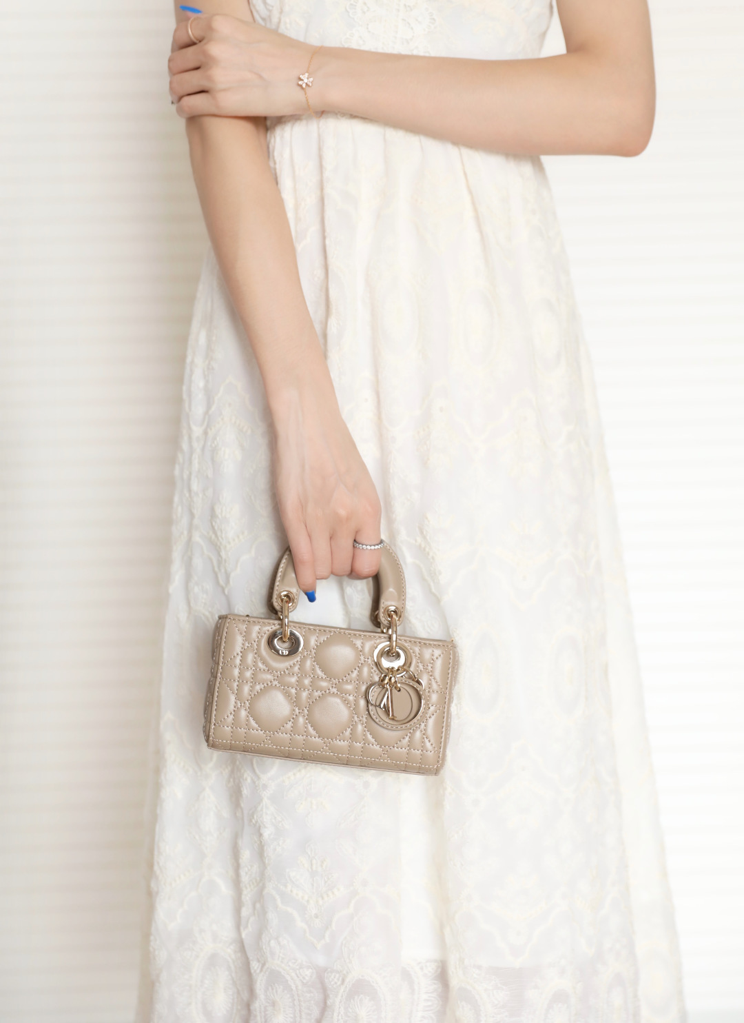 ¡Esta pequeña bolsa de basura es realmente increíble! Es un minibolso tan exquisito que luce súper bien cuando se combi…
