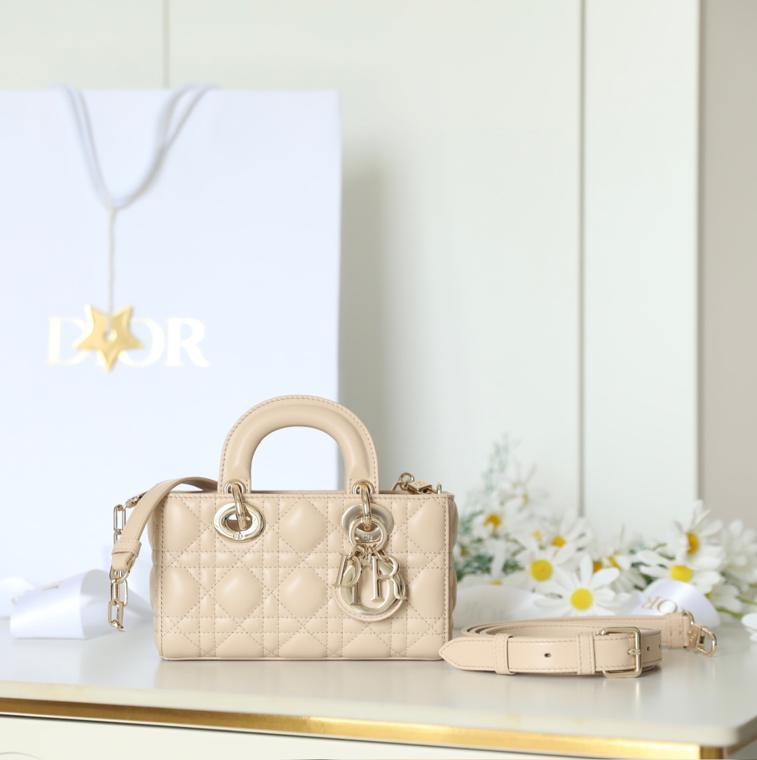 ✦ 𝑫-𝑱𝒐𝒚Horizontal Princess Diana Mini·DR-𝟘𝟟𝟙 Este bolso Lady D-Joy es un nuevo producto de la serie prêt-à-porte…