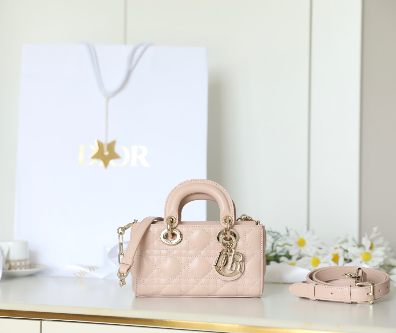 ✦ 𝑫-𝑱𝒐𝒚Horizontal Princess Diana Mini·DR-𝟘𝟟𝟙 Este bolso Lady D-Joy es un nuevo producto de la serie prêt-à-porte…