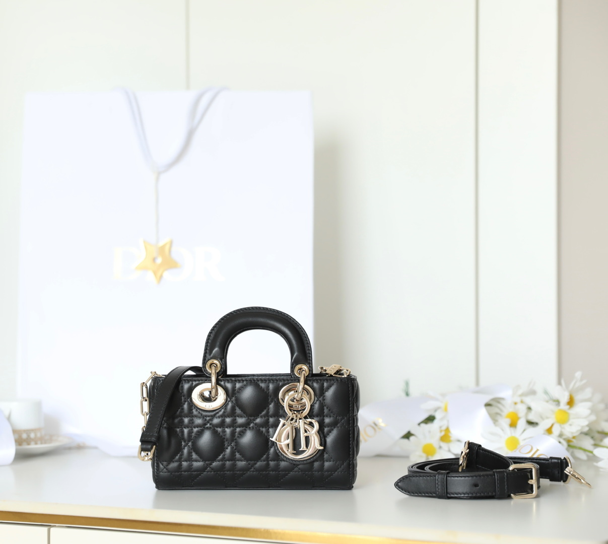 ✦ 𝑫-𝑱𝒐𝒚Horizontal Princess Diana Mini·DR-𝟘𝟟𝟙 Este bolso Lady D-Joy es un nuevo producto de la serie prêt-à-porte…