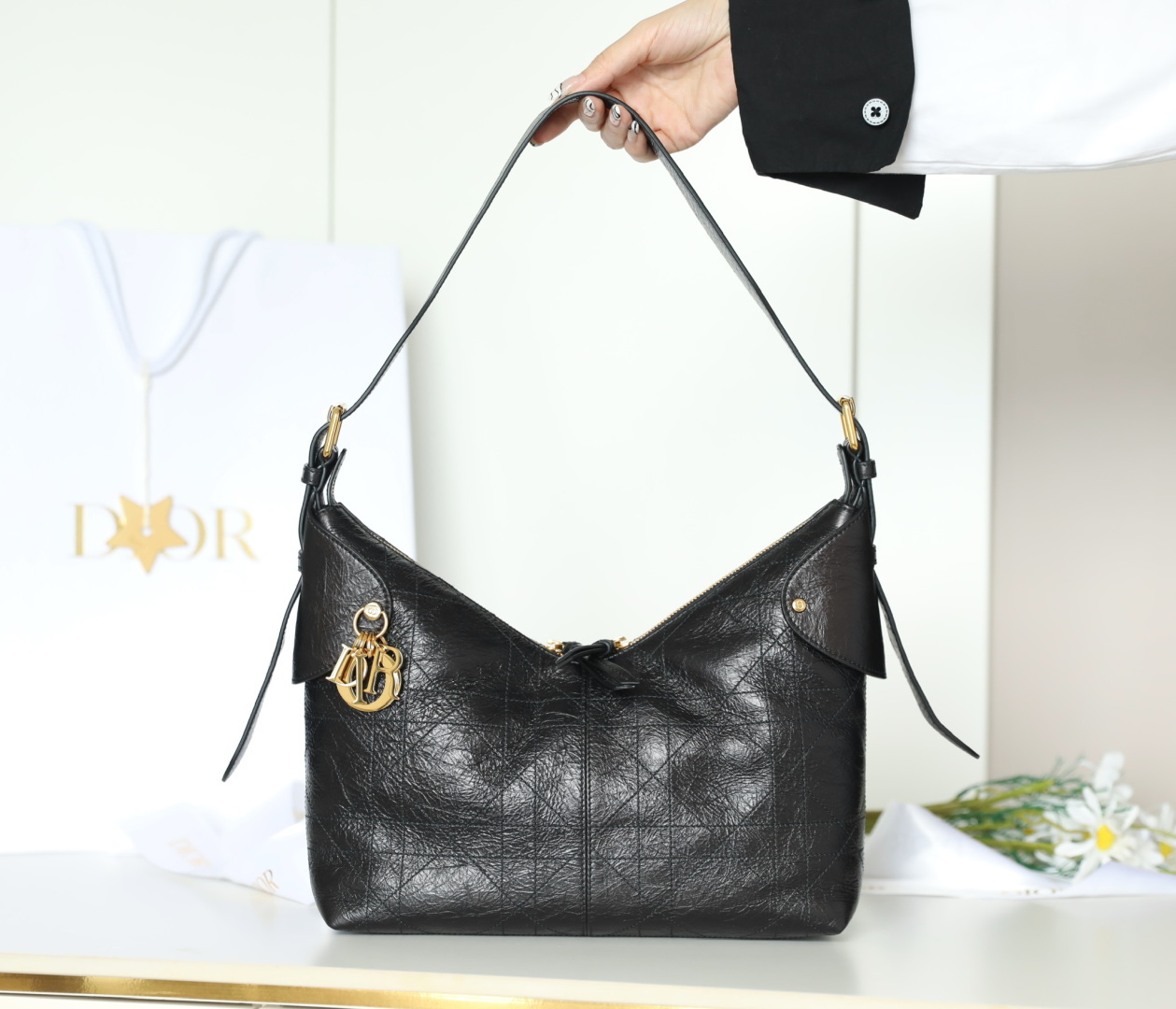 ❁𝘿𝙞𝙤𝙧𝙑𝙤𝙜𝙖𝙮𝙚piel de vaca plisada talla mediana·DR-𝟘𝟝𝟙 El nuevo producto de la serie prêt-à-porter de princi…