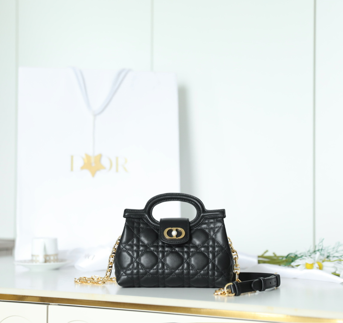 ❥𝘿𝙞𝙤𝙧 𝙅𝙤𝙡𝙞𝙚 𝙏𝙤𝙥 𝙃𝙖𝙣𝙙𝙡𝙚Bolso pequeño Pearl·DR-𝟠𝟘𝟙 Los nuevos productos de la serie prêt-à-porter de…