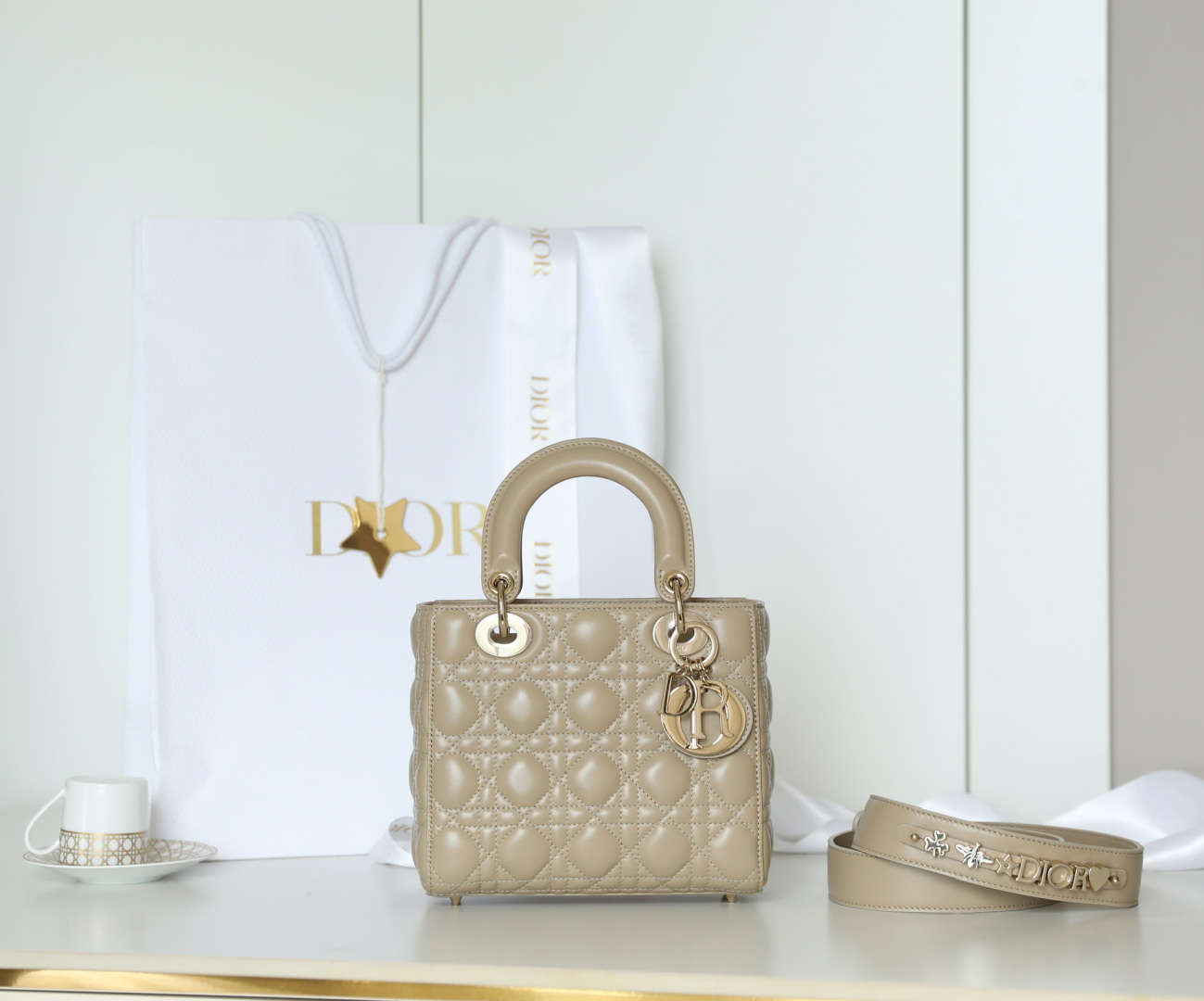 ❥ 𝕃𝕒𝕕𝕪 𝟚𝟘𝕔𝕞 El bolso DR-𝟘𝟡𝟙 con hebilla dorada muestra el clásico logotipo de Dior. Combinando un temperamen…