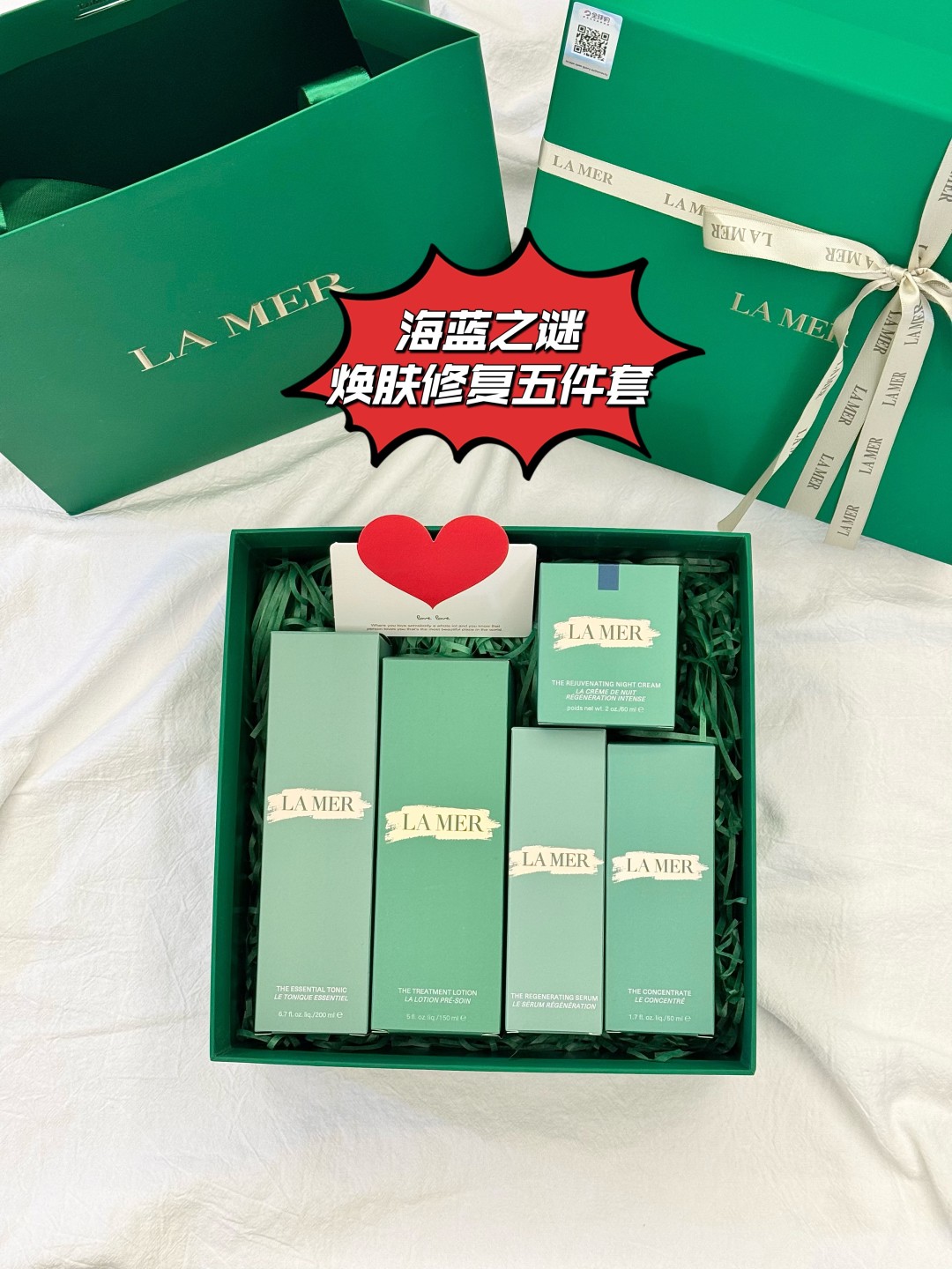 💰195!此款代发运费50元(超大超重)
(配打包箱 手提袋)全套包装!
❤️海蓝之谜焕肤修复五件套!
掌柜重磅推荐给大家!正儿八经的渠D货源!买到即是赚到!每盒都带全球购防伪贴,防伪贴刮开涂层扫码查询输入串码即可显示正规产品!!超值白菜价!姐妹们!且抢且珍惜!
📩套装内含:海蓝之谜焕肤水200ml+海蓝之谜精粹水150ml+海蓝之谜活颜焕肤精华30ml+海蓝之谜浓缩修复精华50ml+海蓝之谜奇迹晚霜60ml+拉菲草+卡片+蝴蝶丝带!
1️⃣海蓝之谜精粹水150ml🆕 很多人用完精粹水就想入一整套,修复能力极好!烂脸的救星! LAMER 海蓝之谜修护精萃液,有着保湿、强化皮肤、镇定、补充营养、光彩等多样效果的精华液,让肌肤从里开始补充能量,让肌肤健康光泽。精华液使用在化妆水之后,在手上滴2-3或浸湿化妆棉使用都可以!
2️⃣ 海蓝之谜焕肤水200ml🆕对于干皮姐妹非常友好,有二次清洁的效果,温和去除彩妆及杂质的同时,维持肌肤水油平衡,深海矿物质滋养肌肤,净化毛孔,使肌肤清爽舒适!适用于所有肤质,令肌肤清爽无负担,使肌肤感受到持久的滋润与舒适!清凉的质地可舒缓肌肤,缓解日间紧绷感,带来舒适体验!
3️⃣海蓝之谜活颜焕肤精华30ml🆕如果想抗皱淡化细纹收缩毛孔就选它,不分年龄不分肤质,我想不止是明星效应,更多是因为它产品本身带给肌肤的感觉,La Mer海蓝之谜这款新生修复活颜焕肤精华露,算是一瓶完美的精华,质地柔滑,极易吸收,提拉紧致,淡化皱纹、细致毛孔 一瓶搞定,提拉紧致滋润保湿补水。
4️⃣海蓝之谜浓缩修复精华50ML🆕修护功能非常强大,消炎、痘痘肌、痘坑痘印、红血丝,全都能修复,一款修复和急救型的精华!过敏干燥的时候,每晚只需轻轻涂抹在发红起皮的两颊,它可以激发皮肤的自我修护能力,对红血丝以及过敏烂脸肌肤有很强的修复维稳效果,有效舒缓镇静肌肤!
5️⃣海蓝之谜奇迹晚霜60ml🆕量肤定制「深眠愈颜抗老方案」开启「细胞深眠模式」高效实现一夜8重抗老,肌肤愈睡愈年轻。
灵魂成分「神奇活性精萃」:提升抗老之源 AT💰超2倍,促进10亿级细胞和4重年轻关键蛋白新生,激发夜间生长潜能。
全新「抗老因子MRA-3」:彻夜促进粘多糖、胶原蛋白和细胞生长,肌肤愈睡愈年轻。三个月多维改善肌肤状态,深层淡褪顽固纹路,多维度紧致提升轮廓,夜复一夜愈显年轻。
⚠️全部都是塑封包装❗️不支持拆封试用❗️塑封撕毁影响到二次销售不退不换❗️敬请谅解⚠️