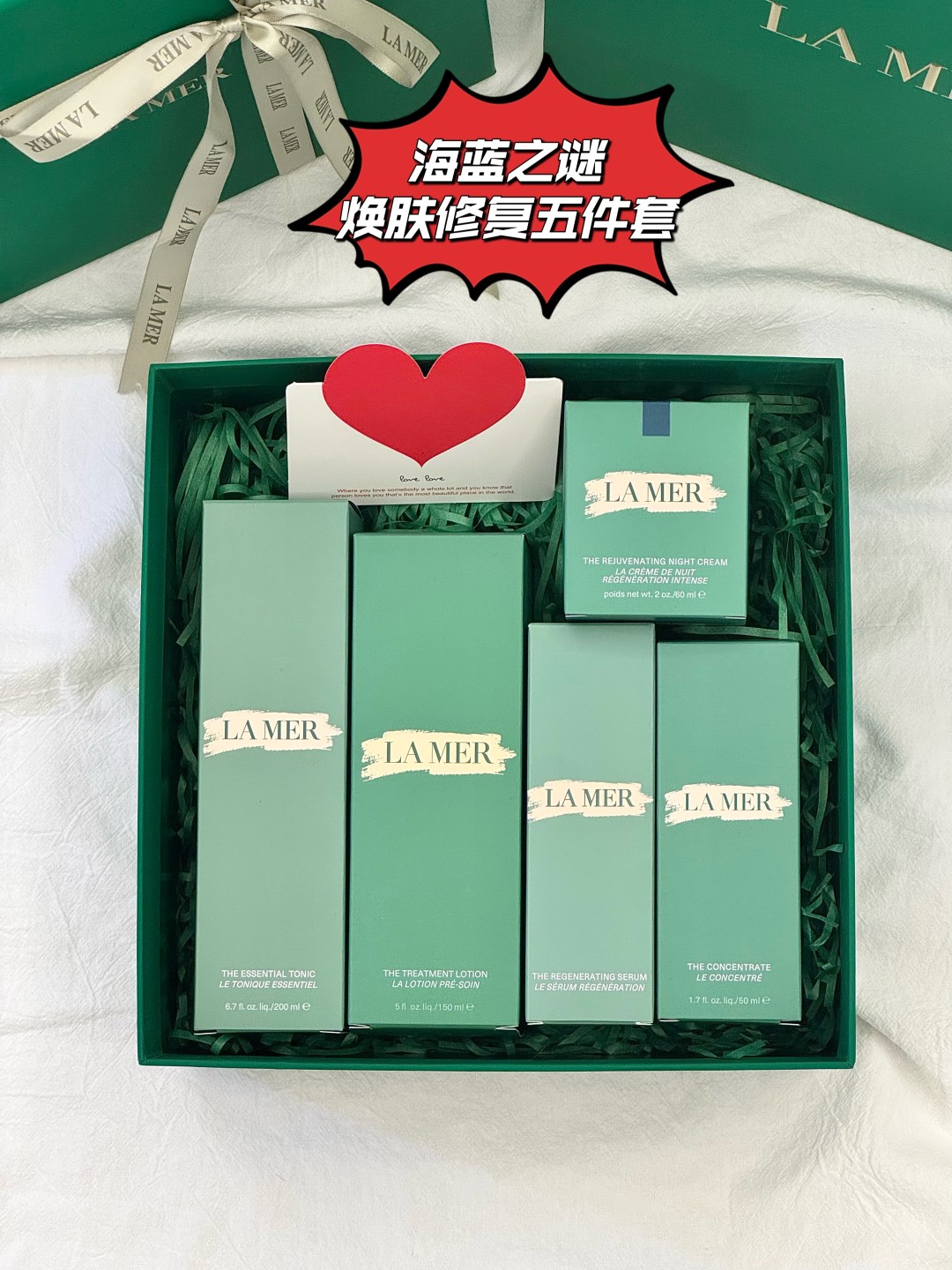💰195!此款代发运费50元(超大超重)
(配打包箱 手提袋)全套包装!
❤️海蓝之谜焕肤修复五件套!
掌柜重磅推荐给大家!正儿八经的渠D货源!买到即是赚到!每盒都带全球购防伪贴,防伪贴刮开涂层扫码查询输入串码即可显示正规产品!!超值白菜价!姐妹们!且抢且珍惜!
📩套装内含:海蓝之谜焕肤水200ml+海蓝之谜精粹水150ml+海蓝之谜活颜焕肤精华30ml+海蓝之谜浓缩修复精华50ml+海蓝之谜奇迹晚霜60ml+拉菲草+卡片+蝴蝶丝带!
1️⃣海蓝之谜精粹水150ml🆕 很多人用完精粹水就想入一整套,修复能力极好!烂脸的救星! LAMER 海蓝之谜修护精萃液,有着保湿、强化皮肤、镇定、补充营养、光彩等多样效果的精华液,让肌肤从里开始补充能量,让肌肤健康光泽。精华液使用在化妆水之后,在手上滴2-3或浸湿化妆棉使用都可以!
2️⃣ 海蓝之谜焕肤水200ml🆕对于干皮姐妹非常友好,有二次清洁的效果,温和去除彩妆及杂质的同时,维持肌肤水油平衡,深海矿物质滋养肌肤,净化毛孔,使肌肤清爽舒适!适用于所有肤质,令肌肤清爽无负担,使肌肤感受到持久的滋润与舒适!清凉的质地可舒缓肌肤,缓解日间紧绷感,带来舒适体验!
3️⃣海蓝之谜活颜焕肤精华30ml🆕如果想抗皱淡化细纹收缩毛孔就选它,不分年龄不分肤质,我想不止是明星效应,更多是因为它产品本身带给肌肤的感觉,La Mer海蓝之谜这款新生修复活颜焕肤精华露,算是一瓶完美的精华,质地柔滑,极易吸收,提拉紧致,淡化皱纹、细致毛孔 一瓶搞定,提拉紧致滋润保湿补水。
4️⃣海蓝之谜浓缩修复精华50ML🆕修护功能非常强大,消炎、痘痘肌、痘坑痘印、红血丝,全都能修复,一款修复和急救型的精华!过敏干燥的时候,每晚只需轻轻涂抹在发红起皮的两颊,它可以激发皮肤的自我修护能力,对红血丝以及过敏烂脸肌肤有很强的修复维稳效果,有效舒缓镇静肌肤!
5️⃣海蓝之谜奇迹晚霜60ml🆕量肤定制「深眠愈颜抗老方案」开启「细胞深眠模式」高效实现一夜8重抗老,肌肤愈睡愈年轻。
灵魂成分「神奇活性精萃」:提升抗老之源 AT💰超2倍,促进10亿级细胞和4重年轻关键蛋白新生,激发夜间生长潜能。
全新「抗老因子MRA-3」:彻夜促进粘多糖、胶原蛋白和细胞生长,肌肤愈睡愈年轻。三个月多维改善肌肤状态,深层淡褪顽固纹路,多维度紧致提升轮廓,夜复一夜愈显年轻。
⚠️全部都是塑封包装❗️不支持拆封试用❗️塑封撕毁影响到二次销售不退不换❗️敬请谅解⚠️