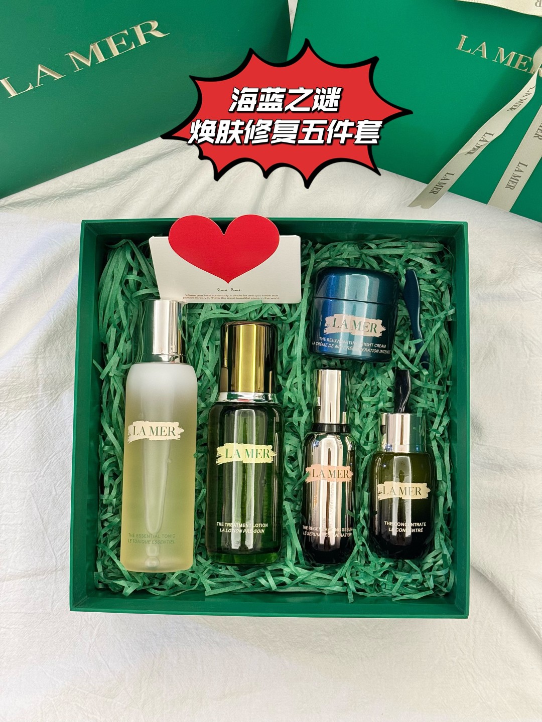 💰195!此款代发运费50元(超大超重)
(配打包箱 手提袋)全套包装!
❤️海蓝之谜焕肤修复五件套!
掌柜重磅推荐给大家!正儿八经的渠D货源!买到即是赚到!每盒都带全球购防伪贴,防伪贴刮开涂层扫码查询输入串码即可显示正规产品!!超值白菜价!姐妹们!且抢且珍惜!
📩套装内含:海蓝之谜焕肤水200ml+海蓝之谜精粹水150ml+海蓝之谜活颜焕肤精华30ml+海蓝之谜浓缩修复精华50ml+海蓝之谜奇迹晚霜60ml+拉菲草+卡片+蝴蝶丝带!
1️⃣海蓝之谜精粹水150ml🆕 很多人用完精粹水就想入一整套,修复能力极好!烂脸的救星! LAMER 海蓝之谜修护精萃液,有着保湿、强化皮肤、镇定、补充营养、光彩等多样效果的精华液,让肌肤从里开始补充能量,让肌肤健康光泽。精华液使用在化妆水之后,在手上滴2-3或浸湿化妆棉使用都可以!
2️⃣ 海蓝之谜焕肤水200ml🆕对于干皮姐妹非常友好,有二次清洁的效果,温和去除彩妆及杂质的同时,维持肌肤水油平衡,深海矿物质滋养肌肤,净化毛孔,使肌肤清爽舒适!适用于所有肤质,令肌肤清爽无负担,使肌肤感受到持久的滋润与舒适!清凉的质地可舒缓肌肤,缓解日间紧绷感,带来舒适体验!
3️⃣海蓝之谜活颜焕肤精华30ml🆕如果想抗皱淡化细纹收缩毛孔就选它,不分年龄不分肤质,我想不止是明星效应,更多是因为它产品本身带给肌肤的感觉,La Mer海蓝之谜这款新生修复活颜焕肤精华露,算是一瓶完美的精华,质地柔滑,极易吸收,提拉紧致,淡化皱纹、细致毛孔 一瓶搞定,提拉紧致滋润保湿补水。
4️⃣海蓝之谜浓缩修复精华50ML🆕修护功能非常强大,消炎、痘痘肌、痘坑痘印、红血丝,全都能修复,一款修复和急救型的精华!过敏干燥的时候,每晚只需轻轻涂抹在发红起皮的两颊,它可以激发皮肤的自我修护能力,对红血丝以及过敏烂脸肌肤有很强的修复维稳效果,有效舒缓镇静肌肤!
5️⃣海蓝之谜奇迹晚霜60ml🆕量肤定制「深眠愈颜抗老方案」开启「细胞深眠模式」高效实现一夜8重抗老,肌肤愈睡愈年轻。
灵魂成分「神奇活性精萃」:提升抗老之源 AT💰超2倍,促进10亿级细胞和4重年轻关键蛋白新生,激发夜间生长潜能。
全新「抗老因子MRA-3」:彻夜促进粘多糖、胶原蛋白和细胞生长,肌肤愈睡愈年轻。三个月多维改善肌肤状态,深层淡褪顽固纹路,多维度紧致提升轮廓,夜复一夜愈显年轻。
⚠️全部都是塑封包装❗️不支持拆封试用❗️塑封撕毁影响到二次销售不退不换❗️敬请谅解⚠️