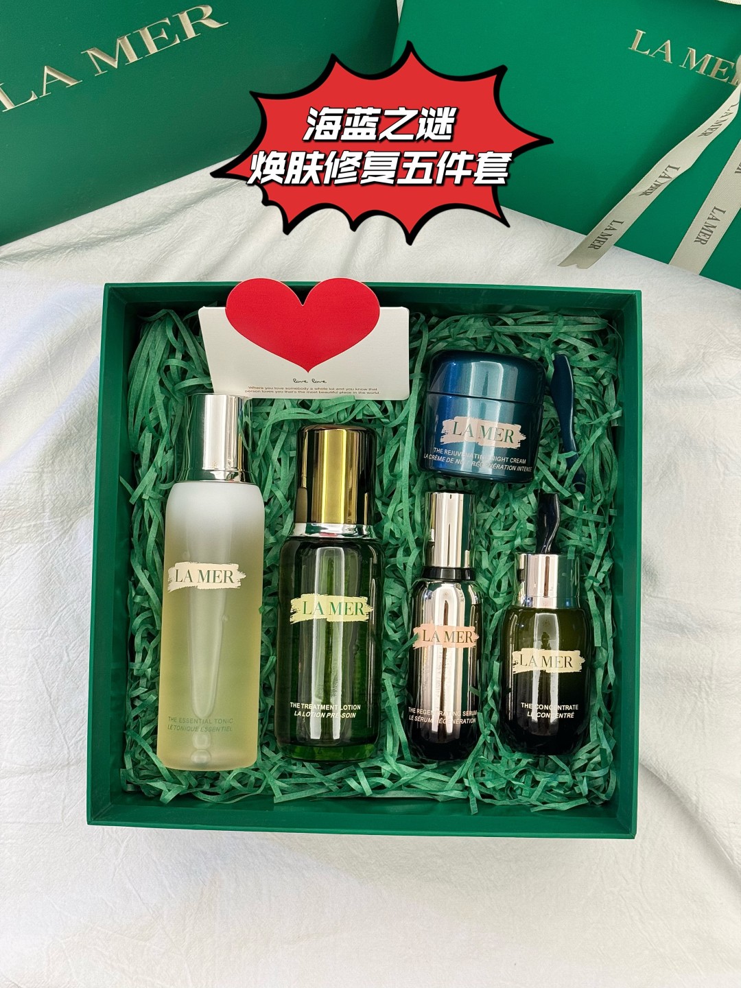 💰195!此款代发运费50元(超大超重)
(配打包箱 手提袋)全套包装!
❤️海蓝之谜焕肤修复五件套!
掌柜重磅推荐给大家!正儿八经的渠D货源!买到即是赚到!每盒都带全球购防伪贴,防伪贴刮开涂层扫码查询输入串码即可显示正规产品!!超值白菜价!姐妹们!且抢且珍惜!
📩套装内含:海蓝之谜焕肤水200ml+海蓝之谜精粹水150ml+海蓝之谜活颜焕肤精华30ml+海蓝之谜浓缩修复精华50ml+海蓝之谜奇迹晚霜60ml+拉菲草+卡片+蝴蝶丝带!
1️⃣海蓝之谜精粹水150ml🆕 很多人用完精粹水就想入一整套,修复能力极好!烂脸的救星! LAMER 海蓝之谜修护精萃液,有着保湿、强化皮肤、镇定、补充营养、光彩等多样效果的精华液,让肌肤从里开始补充能量,让肌肤健康光泽。精华液使用在化妆水之后,在手上滴2-3或浸湿化妆棉使用都可以!
2️⃣ 海蓝之谜焕肤水200ml🆕对于干皮姐妹非常友好,有二次清洁的效果,温和去除彩妆及杂质的同时,维持肌肤水油平衡,深海矿物质滋养肌肤,净化毛孔,使肌肤清爽舒适!适用于所有肤质,令肌肤清爽无负担,使肌肤感受到持久的滋润与舒适!清凉的质地可舒缓肌肤,缓解日间紧绷感,带来舒适体验!
3️⃣海蓝之谜活颜焕肤精华30ml🆕如果想抗皱淡化细纹收缩毛孔就选它,不分年龄不分肤质,我想不止是明星效应,更多是因为它产品本身带给肌肤的感觉,La Mer海蓝之谜这款新生修复活颜焕肤精华露,算是一瓶完美的精华,质地柔滑,极易吸收,提拉紧致,淡化皱纹、细致毛孔 一瓶搞定,提拉紧致滋润保湿补水。
4️⃣海蓝之谜浓缩修复精华50ML🆕修护功能非常强大,消炎、痘痘肌、痘坑痘印、红血丝,全都能修复,一款修复和急救型的精华!过敏干燥的时候,每晚只需轻轻涂抹在发红起皮的两颊,它可以激发皮肤的自我修护能力,对红血丝以及过敏烂脸肌肤有很强的修复维稳效果,有效舒缓镇静肌肤!
5️⃣海蓝之谜奇迹晚霜60ml🆕量肤定制「深眠愈颜抗老方案」开启「细胞深眠模式」高效实现一夜8重抗老,肌肤愈睡愈年轻。
灵魂成分「神奇活性精萃」:提升抗老之源 AT💰超2倍,促进10亿级细胞和4重年轻关键蛋白新生,激发夜间生长潜能。
全新「抗老因子MRA-3」:彻夜促进粘多糖、胶原蛋白和细胞生长,肌肤愈睡愈年轻。三个月多维改善肌肤状态,深层淡褪顽固纹路,多维度紧致提升轮廓,夜复一夜愈显年轻。
⚠️全部都是塑封包装❗️不支持拆封试用❗️塑封撕毁影响到二次销售不退不换❗️敬请谅解⚠️