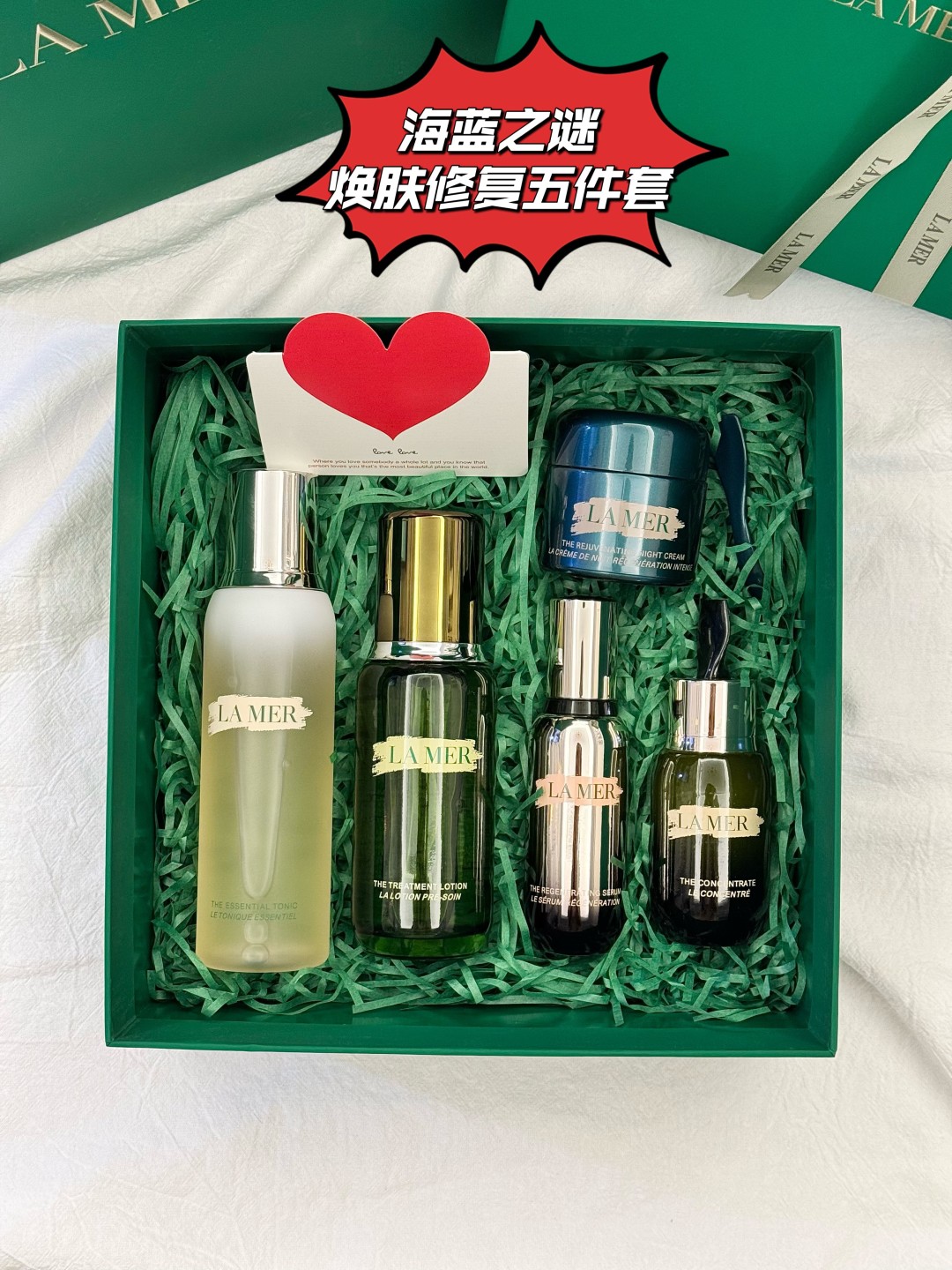 💰195!此款代发运费50元(超大超重)
(配打包箱 手提袋)全套包装!
❤️海蓝之谜焕肤修复五件套!
掌柜重磅推荐给大家!正儿八经的渠D货源!买到即是赚到!每盒都带全球购防伪贴,防伪贴刮开涂层扫码查询输入串码即可显示正规产品!!超值白菜价!姐妹们!且抢且珍惜!
📩套装内含:海蓝之谜焕肤水200ml+海蓝之谜精粹水150ml+海蓝之谜活颜焕肤精华30ml+海蓝之谜浓缩修复精华50ml+海蓝之谜奇迹晚霜60ml+拉菲草+卡片+蝴蝶丝带!
1️⃣海蓝之谜精粹水150ml🆕 很多人用完精粹水就想入一整套,修复能力极好!烂脸的救星! LAMER 海蓝之谜修护精萃液,有着保湿、强化皮肤、镇定、补充营养、光彩等多样效果的精华液,让肌肤从里开始补充能量,让肌肤健康光泽。精华液使用在化妆水之后,在手上滴2-3或浸湿化妆棉使用都可以!
2️⃣ 海蓝之谜焕肤水200ml🆕对于干皮姐妹非常友好,有二次清洁的效果,温和去除彩妆及杂质的同时,维持肌肤水油平衡,深海矿物质滋养肌肤,净化毛孔,使肌肤清爽舒适!适用于所有肤质,令肌肤清爽无负担,使肌肤感受到持久的滋润与舒适!清凉的质地可舒缓肌肤,缓解日间紧绷感,带来舒适体验!
3️⃣海蓝之谜活颜焕肤精华30ml🆕如果想抗皱淡化细纹收缩毛孔就选它,不分年龄不分肤质,我想不止是明星效应,更多是因为它产品本身带给肌肤的感觉,La Mer海蓝之谜这款新生修复活颜焕肤精华露,算是一瓶完美的精华,质地柔滑,极易吸收,提拉紧致,淡化皱纹、细致毛孔 一瓶搞定,提拉紧致滋润保湿补水。
4️⃣海蓝之谜浓缩修复精华50ML🆕修护功能非常强大,消炎、痘痘肌、痘坑痘印、红血丝,全都能修复,一款修复和急救型的精华!过敏干燥的时候,每晚只需轻轻涂抹在发红起皮的两颊,它可以激发皮肤的自我修护能力,对红血丝以及过敏烂脸肌肤有很强的修复维稳效果,有效舒缓镇静肌肤!
5️⃣海蓝之谜奇迹晚霜60ml🆕量肤定制「深眠愈颜抗老方案」开启「细胞深眠模式」高效实现一夜8重抗老,肌肤愈睡愈年轻。
灵魂成分「神奇活性精萃」:提升抗老之源 AT💰超2倍,促进10亿级细胞和4重年轻关键蛋白新生,激发夜间生长潜能。
全新「抗老因子MRA-3」:彻夜促进粘多糖、胶原蛋白和细胞生长,肌肤愈睡愈年轻。三个月多维改善肌肤状态,深层淡褪顽固纹路,多维度紧致提升轮廓,夜复一夜愈显年轻。
⚠️全部都是塑封包装❗️不支持拆封试用❗️塑封撕毁影响到二次销售不退不换❗️敬请谅解⚠️