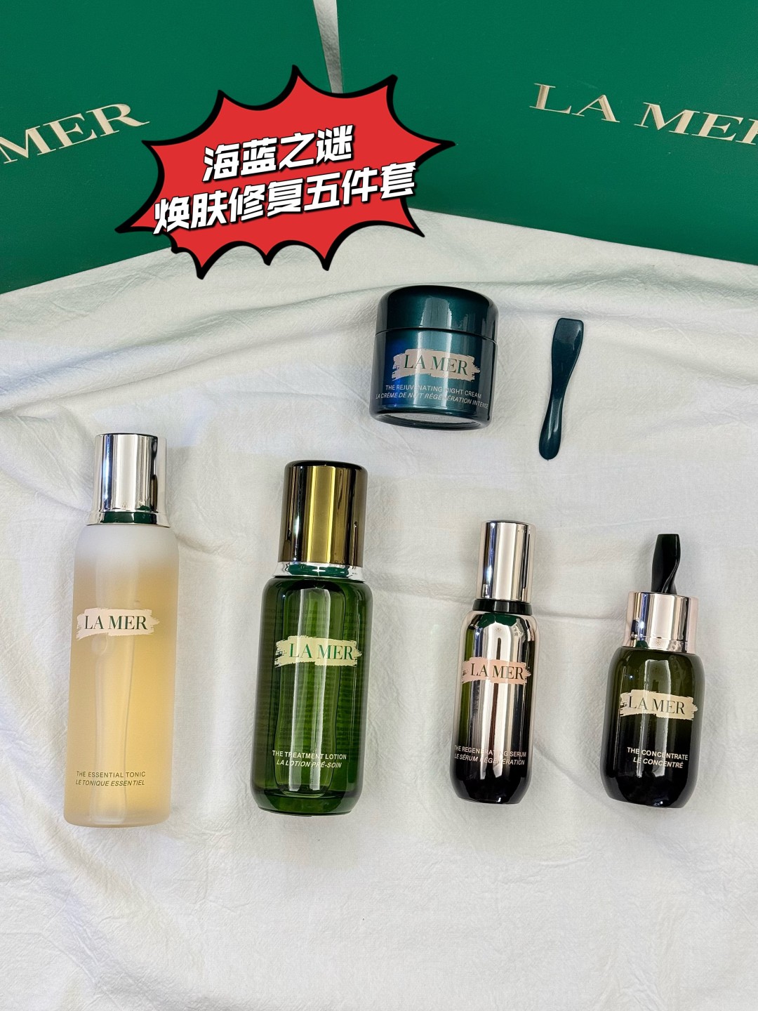💰195!此款代发运费50元(超大超重)
(配打包箱 手提袋)全套包装!
❤️海蓝之谜焕肤修复五件套!
掌柜重磅推荐给大家!正儿八经的渠D货源!买到即是赚到!每盒都带全球购防伪贴,防伪贴刮开涂层扫码查询输入串码即可显示正规产品!!超值白菜价!姐妹们!且抢且珍惜!
📩套装内含:海蓝之谜焕肤水200ml+海蓝之谜精粹水150ml+海蓝之谜活颜焕肤精华30ml+海蓝之谜浓缩修复精华50ml+海蓝之谜奇迹晚霜60ml+拉菲草+卡片+蝴蝶丝带!
1️⃣海蓝之谜精粹水150ml🆕 很多人用完精粹水就想入一整套,修复能力极好!烂脸的救星! LAMER 海蓝之谜修护精萃液,有着保湿、强化皮肤、镇定、补充营养、光彩等多样效果的精华液,让肌肤从里开始补充能量,让肌肤健康光泽。精华液使用在化妆水之后,在手上滴2-3或浸湿化妆棉使用都可以!
2️⃣ 海蓝之谜焕肤水200ml🆕对于干皮姐妹非常友好,有二次清洁的效果,温和去除彩妆及杂质的同时,维持肌肤水油平衡,深海矿物质滋养肌肤,净化毛孔,使肌肤清爽舒适!适用于所有肤质,令肌肤清爽无负担,使肌肤感受到持久的滋润与舒适!清凉的质地可舒缓肌肤,缓解日间紧绷感,带来舒适体验!
3️⃣海蓝之谜活颜焕肤精华30ml🆕如果想抗皱淡化细纹收缩毛孔就选它,不分年龄不分肤质,我想不止是明星效应,更多是因为它产品本身带给肌肤的感觉,La Mer海蓝之谜这款新生修复活颜焕肤精华露,算是一瓶完美的精华,质地柔滑,极易吸收,提拉紧致,淡化皱纹、细致毛孔 一瓶搞定,提拉紧致滋润保湿补水。
4️⃣海蓝之谜浓缩修复精华50ML🆕修护功能非常强大,消炎、痘痘肌、痘坑痘印、红血丝,全都能修复,一款修复和急救型的精华!过敏干燥的时候,每晚只需轻轻涂抹在发红起皮的两颊,它可以激发皮肤的自我修护能力,对红血丝以及过敏烂脸肌肤有很强的修复维稳效果,有效舒缓镇静肌肤!
5️⃣海蓝之谜奇迹晚霜60ml🆕量肤定制「深眠愈颜抗老方案」开启「细胞深眠模式」高效实现一夜8重抗老,肌肤愈睡愈年轻。
灵魂成分「神奇活性精萃」:提升抗老之源 AT💰超2倍,促进10亿级细胞和4重年轻关键蛋白新生,激发夜间生长潜能。
全新「抗老因子MRA-3」:彻夜促进粘多糖、胶原蛋白和细胞生长,肌肤愈睡愈年轻。三个月多维改善肌肤状态,深层淡褪顽固纹路,多维度紧致提升轮廓,夜复一夜愈显年轻。
⚠️全部都是塑封包装❗️不支持拆封试用❗️塑封撕毁影响到二次销售不退不换❗️敬请谅解⚠️