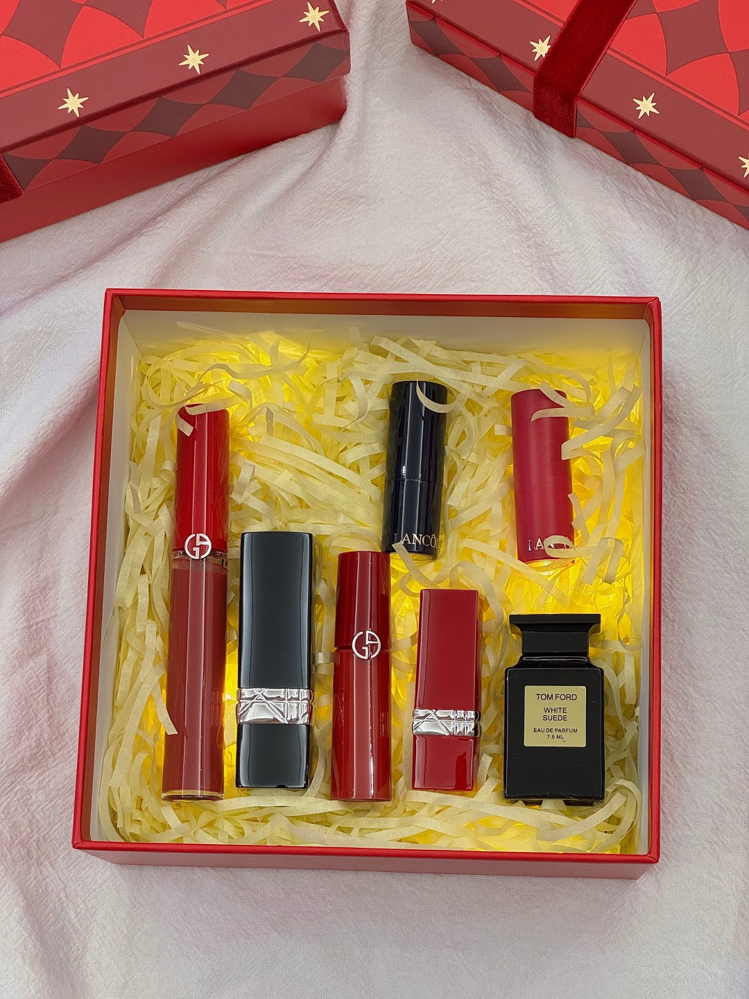 💰105!(配打包箱)#爱不必喧哗,真心自会抵达,低调的奢华中,暗藏炽热,简约的设计里,镌刻永恒,只献给独一无二的她#【彩妆棋盘格蝴蝶结礼盒】没有一个人不喜欢!礼盒在手,天下我有,毒家限定!就问哪个女人不爱?
我愿意做你们爱情使者,传递你们的爱意喔!有心的人都是提早准备的!新一代表白利器!解决直男选礼物的苦恼!懂她想要的!
套盒内含:
1️⃣阿玛尼唇釉206#色号正装一支
2️⃣迪奥口红999#色号正装一支
3️⃣阿玛尼唇釉405#色号小样一支
4️⃣兰蔻黑管口红随机色号一支
5️⃣兰蔻红管口红随机色号一支
6️⃣TF香水7.ml一瓶
8️⃣赠送迪奥641#口红色号小样一支
(赠送商品属于免费赠与!个别微瑕疵均属于正常现象!不在售后范围内 如不需要可直接备注)
9️⃣拉菲草
🔟灯串
全部为当家热门系列!别出心裁的礼物送给最爱的她!
超高颜值的礼盒!剁手都要抢!优雅浪漫的法式风范!女生心动的礼物!直男萌闭眼抢,真的太浪漫了!没有一个女人不想要!温馨浪漫的表白专属品,兄弟萌千万别错过!有颜又有内涵的礼盒,送人自留都是非常完美的!太多的言语无法形容这款礼盒的完美,兄弟姐妹萌心动了吗?广大女士的福音啊!闭眼抢!