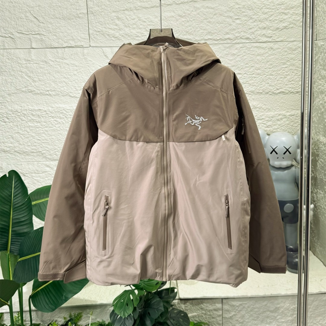 ARC‘TERYX /始祖鸟 Macai LT 新款冬季男款小买菜连帽羽绒服 Lightweight Jacket拉链防风 防水 保暖 滑雪服 冲锋衣 无缝压胶,立体刺绣logo,最新GORE-TEX科技面料,防风 防水 透气 巧妙搭配保暖材料,夹克长时间穿着舒适(Down CompositeMapping)把Coreloft合成纤维材料分布在帽兜、下摆和腋下等容易湿的地方,湿时仍能保暖;750立方英寸欧洲鹅绒则分布在主要部位和袖子,为身体提供所需的热量.免除劣质帽子的困扰,保暖DropHood可以戴在标准的单双板滑雪头盔上,并能随头部一起转动. 可拆卸风裙、网眼PowderGuard腋下通风口、网状WaterTight主拉链,这些性能既能防止风雪进入又能在深雪运动时快速散热. 整衣三层压胶工艺,全部贴带接缝,防风雨更佳,立体整形,更合身舒适. 压胶帽沿、可调帽子抽绳、保暖头盔兼容Drop Hood. WaterTight外侧拉链、主拉链、微织带拉链片、腋下配拉链,便于通风散热. 可调Velcro吀术贴调节带、可调下摆抽绳、隐形WaterTight拉链袖袋、内侧网眼袋、压胶拉链内侧胸袋、带盖按扣胸袋、两个WaterTight拉链口袋、网眼PowderGuard通风透气,设计可防止雪花进入体内. 作为鸟家鼎级滑雪服系列的代表做产品,这款滑雪服可谓是鸟的经典作品! 颜色:黑色、浩渺灰、育空黄 胸围:62 64 66 68 70 衣长:73 75 77 79 81 肩宽:53 54 55 56 57 袖长:64 65 66 67 68 S码推荐90-120斤 M码推荐120-140斤 L吗推荐140-170斤 XL码推荐160-190斤 XXL 码推荐180-210斤