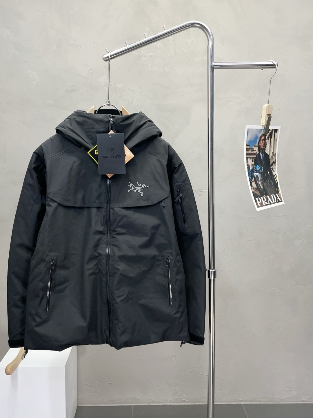 ARC‘TERYX /始祖鸟 Macai LT 新款冬季男款小买菜连帽羽绒服 Lightweight Jacket拉链防风 防水 保暖 滑雪服 冲锋衣 无缝压胶,立体刺绣logo,最新GORE-TEX科技面料,防风 防水 透气 巧妙搭配保暖材料,夹克长时间穿着舒适(Down CompositeMapping)把Coreloft合成纤维材料分布在帽兜、下摆和腋下等容易湿的地方,湿时仍能保暖;750立方英寸欧洲鹅绒则分布在主要部位和袖子,为身体提供所需的热量.免除劣质帽子的困扰,保暖DropHood可以戴在标准的单双板滑雪头盔上,并能随头部一起转动. 可拆卸风裙、网眼PowderGuard腋下通风口、网状WaterTight主拉链,这些性能既能防止风雪进入又能在深雪运动时快速散热. 整衣三层压胶工艺,全部贴带接缝,防风雨更佳,立体整形,更合身舒适. 压胶帽沿、可调帽子抽绳、保暖头盔兼容Drop Hood. WaterTight外侧拉链、主拉链、微织带拉链片、腋下配拉链,便于通风散热. 可调Velcro吀术贴调节带、可调下摆抽绳、隐形WaterTight拉链袖袋、内侧网眼袋、压胶拉链内侧胸袋、带盖按扣胸袋、两个WaterTight拉链口袋、网眼PowderGuard通风透气,设计可防止雪花进入体内. 作为鸟家鼎级滑雪服系列的代表做产品,这款滑雪服可谓是鸟的经典作品! 颜色:黑色、浩渺灰、育空黄 胸围:62 64 66 68 70 衣长:73 75 77 79 81 肩宽:53 54 55 56 57 袖长:64 65 66 67 68 S码推荐90-120斤 M码推荐120-140斤 L吗推荐140-170斤 XL码推荐160-190斤 XXL 码推荐180-210斤