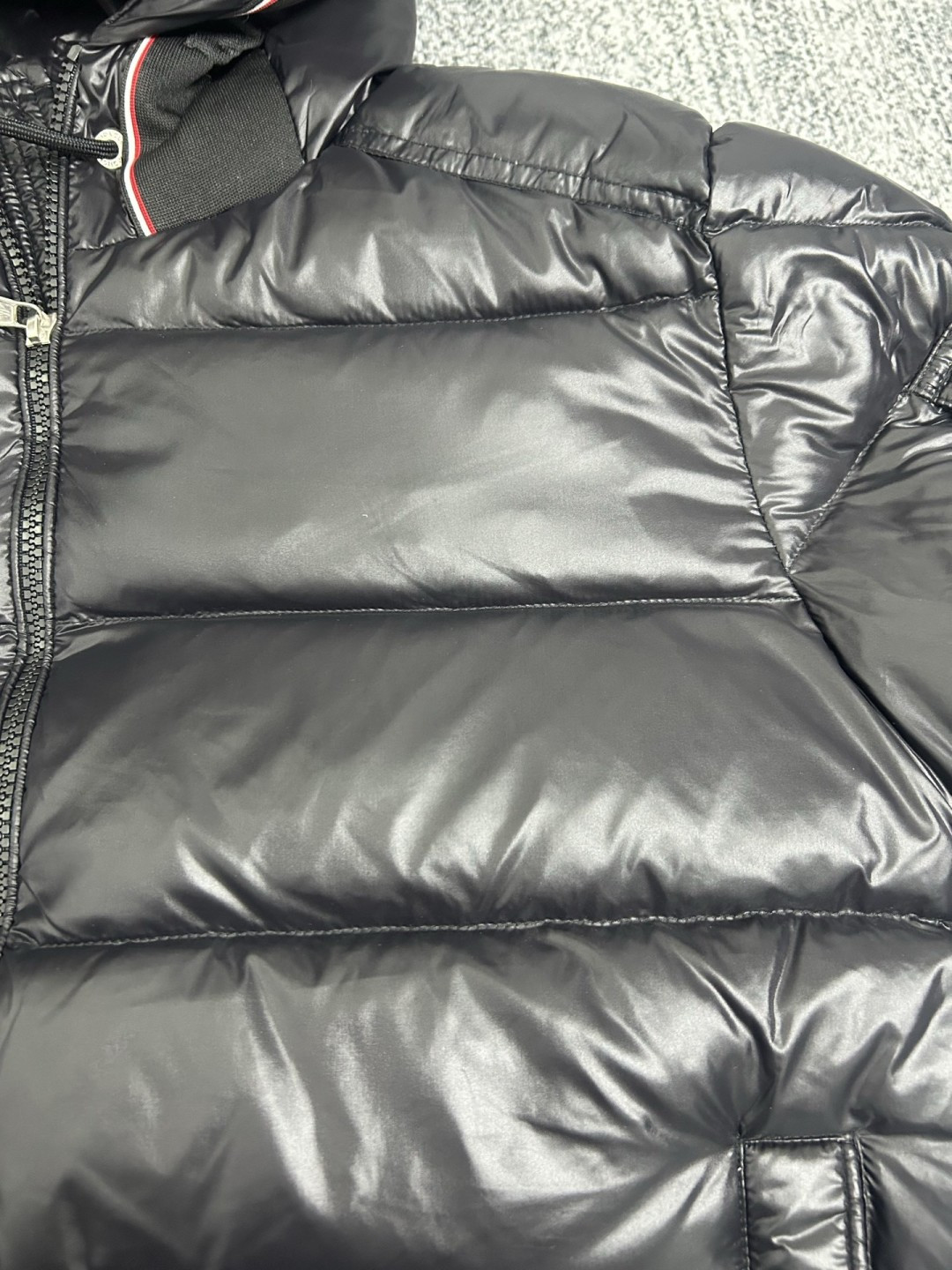 P465 MON*CLER 蒙口 炸裂💥新品】 设计时尚百搭舒适透气连帽蒙口~
官网同步发售!设计感与颜值爆棚的羽绒,品控可以直接入手,不容过错的高端臻品!帽围独特红白蓝织带设计~并刻有品牌logo字母~整体设计感让这件与众不同!
客供进口采用进口科技面料精制而成,填充90白鸭绒,面料质地材质造型极致通过细节图片便可感受到它强悍的气场,并且拥有优越的帅气感与保暖性能,各种场合都能轻松上身!聚温保完全不用担心会有一点寒意!门襟采用大齿拉链开合设计,时尚与功能性兼备,彰显造型的同时也让针织衫保暖,口袋标志性徽标让整款显得更加的奢华大气!
颜色:黑色、宝蓝
尺码:1、2、3、4、5、(M~3xl)