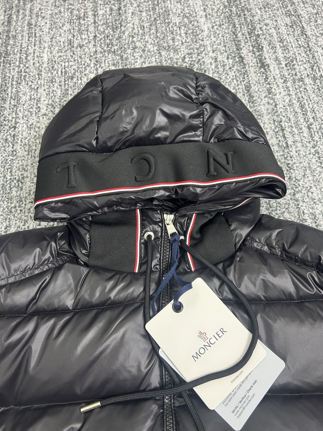 P465 MON*CLER 蒙口 炸裂💥新品】 设计时尚百搭舒适透气连帽蒙口~
官网同步发售!设计感与颜值爆棚的羽绒,品控可以直接入手,不容过错的高端臻品!帽围独特红白蓝织带设计~并刻有品牌logo字母~整体设计感让这件与众不同!
客供进口采用进口科技面料精制而成,填充90白鸭绒,面料质地材质造型极致通过细节图片便可感受到它强悍的气场,并且拥有优越的帅气感与保暖性能,各种场合都能轻松上身!聚温保完全不用担心会有一点寒意!门襟采用大齿拉链开合设计,时尚与功能性兼备,彰显造型的同时也让针织衫保暖,口袋标志性徽标让整款显得更加的奢华大气!
颜色:黑色、宝蓝
尺码:1、2、3、4、5、(M~3xl)