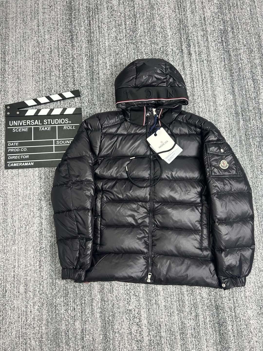 P465 MON*CLER 蒙口 炸裂💥新品】 设计时尚百搭舒适透气连帽蒙口~
官网同步发售!设计感与颜值爆棚的羽绒,品控可以直接入手,不容过错的高端臻品!帽围独特红白蓝织带设计~并刻有品牌logo字母~整体设计感让这件与众不同!
客供进口采用进口科技面料精制而成,填充90白鸭绒,面料质地材质造型极致通过细节图片便可感受到它强悍的气场,并且拥有优越的帅气感与保暖性能,各种场合都能轻松上身!聚温保完全不用担心会有一点寒意!门襟采用大齿拉链开合设计,时尚与功能性兼备,彰显造型的同时也让针织衫保暖,口袋标志性徽标让整款显得更加的奢华大气!
颜色:黑色、宝蓝
尺码:1、2、3、4、5、(M~3xl)