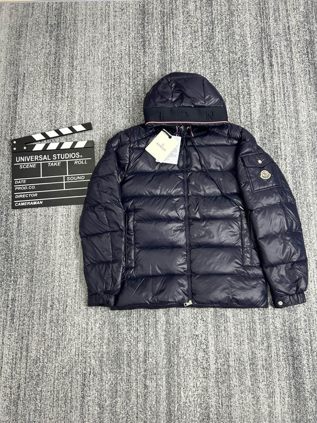 P465 MON*CLER 蒙口 炸裂💥新品】 设计时尚百搭舒适透气连帽蒙口~
官网同步发售!设计感与颜值爆棚的羽绒,品控可以直接入手,不容过错的高端臻品!帽围独特红白蓝织带设计~并刻有品牌logo字母~整体设计感让这件与众不同!
客供进口采用进口科技面料精制而成,填充90白鸭绒,面料质地材质造型极致通过细节图片便可感受到它强悍的气场,并且拥有优越的帅气感与保暖性能,各种场合都能轻松上身!聚温保完全不用担心会有一点寒意!门襟采用大齿拉链开合设计,时尚与功能性兼备,彰显造型的同时也让针织衫保暖,口袋标志性徽标让整款显得更加的奢华大气!
颜色:黑色、宝蓝
尺码:1、2、3、4、5、(M~3xl)