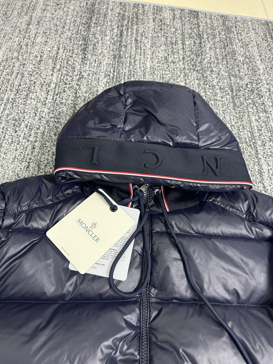 P465 MON*CLER 蒙口 炸裂💥新品】 设计时尚百搭舒适透气连帽蒙口~
官网同步发售!设计感与颜值爆棚的羽绒,品控可以直接入手,不容过错的高端臻品!帽围独特红白蓝织带设计~并刻有品牌logo字母~整体设计感让这件与众不同!
客供进口采用进口科技面料精制而成,填充90白鸭绒,面料质地材质造型极致通过细节图片便可感受到它强悍的气场,并且拥有优越的帅气感与保暖性能,各种场合都能轻松上身!聚温保完全不用担心会有一点寒意!门襟采用大齿拉链开合设计,时尚与功能性兼备,彰显造型的同时也让针织衫保暖,口袋标志性徽标让整款显得更加的奢华大气!
颜色:黑色、宝蓝
尺码:1、2、3、4、5、(M~3xl)