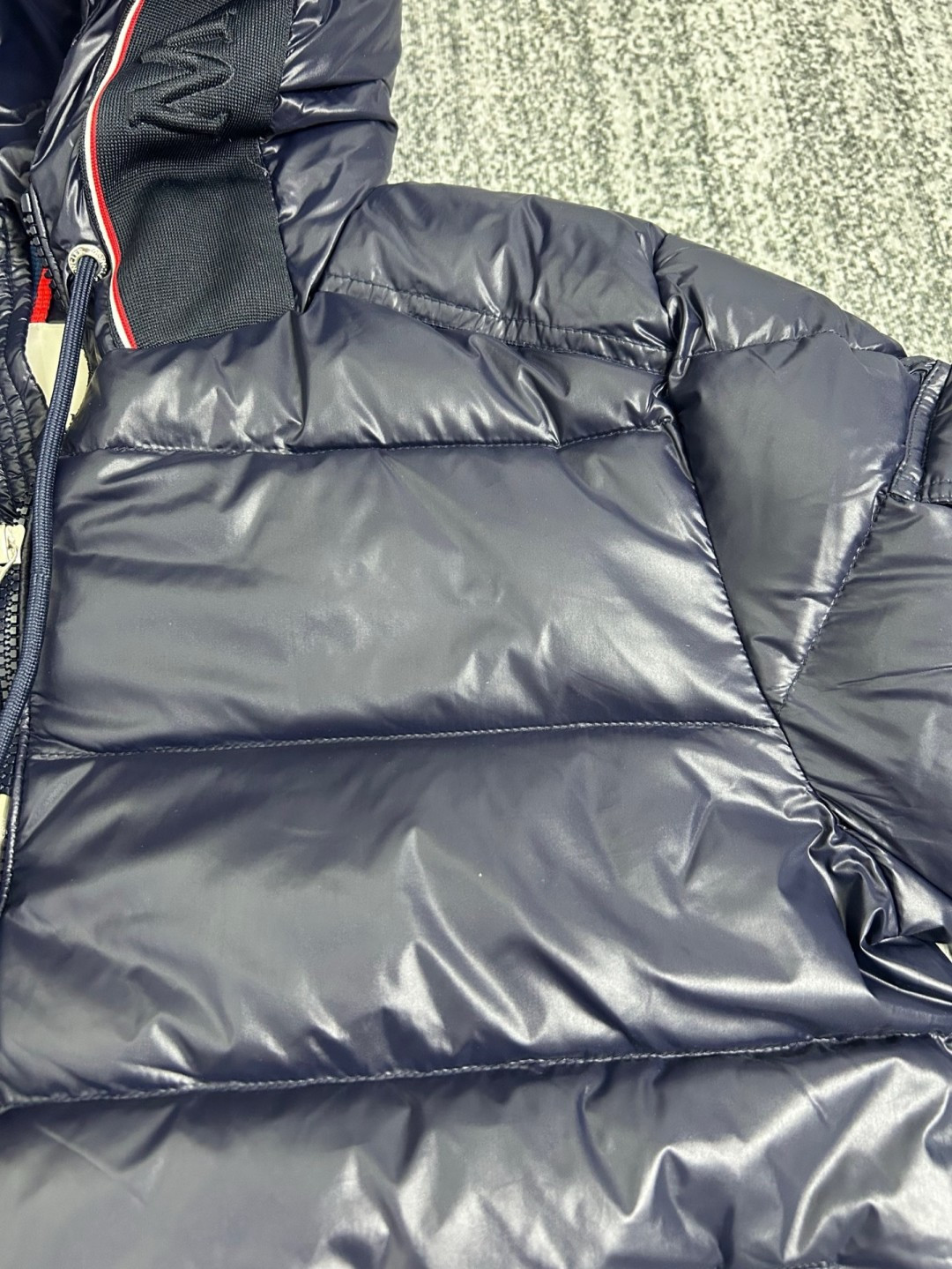 P465 MON*CLER 蒙口 炸裂💥新品】 设计时尚百搭舒适透气连帽蒙口~
官网同步发售!设计感与颜值爆棚的羽绒,品控可以直接入手,不容过错的高端臻品!帽围独特红白蓝织带设计~并刻有品牌logo字母~整体设计感让这件与众不同!
客供进口采用进口科技面料精制而成,填充90白鸭绒,面料质地材质造型极致通过细节图片便可感受到它强悍的气场,并且拥有优越的帅气感与保暖性能,各种场合都能轻松上身!聚温保完全不用担心会有一点寒意!门襟采用大齿拉链开合设计,时尚与功能性兼备,彰显造型的同时也让针织衫保暖,口袋标志性徽标让整款显得更加的奢华大气!
颜色:黑色、宝蓝
尺码:1、2、3、4、5、(M~3xl)