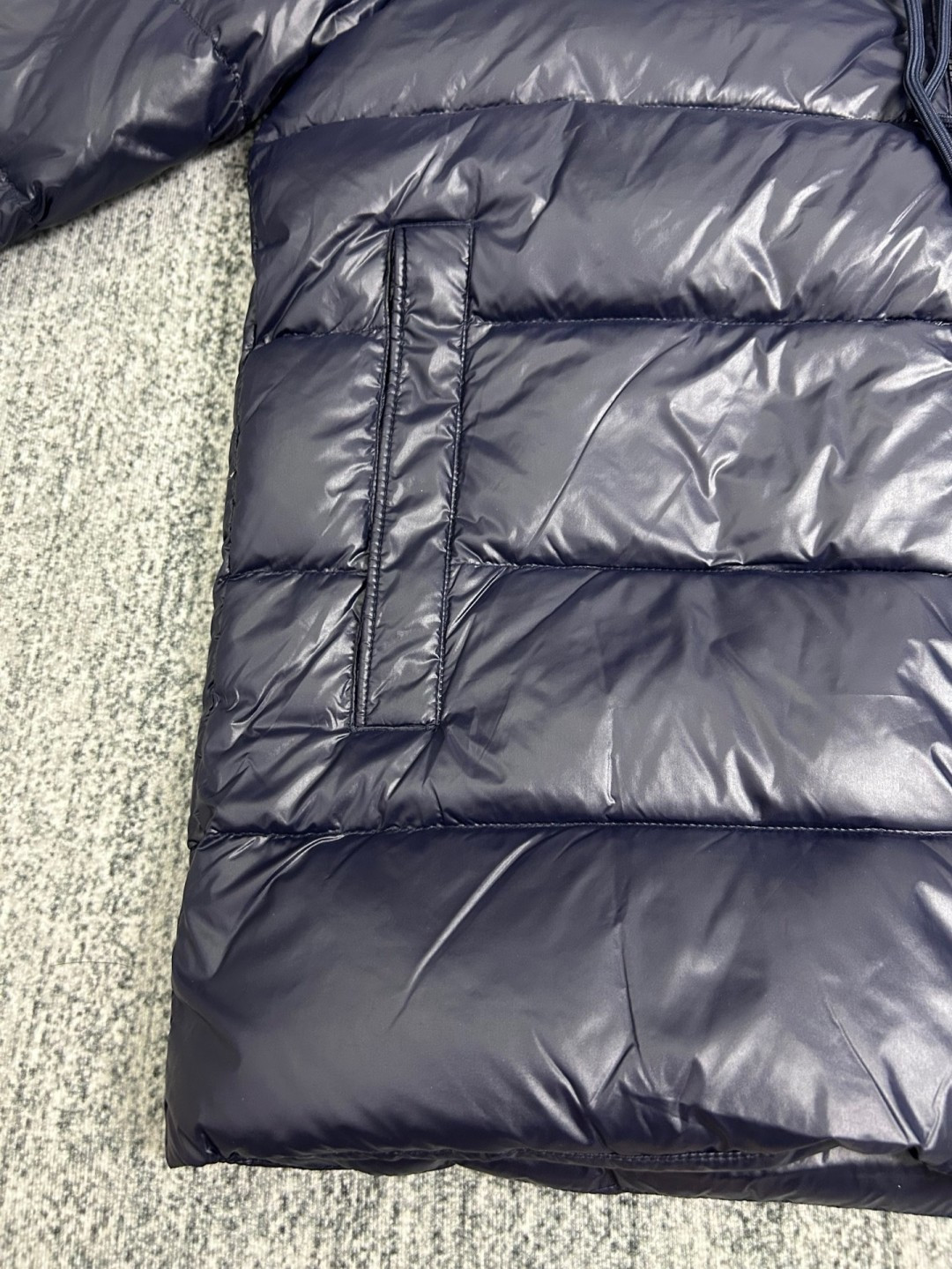 P465 MON*CLER 蒙口 炸裂💥新品】 设计时尚百搭舒适透气连帽蒙口~
官网同步发售!设计感与颜值爆棚的羽绒,品控可以直接入手,不容过错的高端臻品!帽围独特红白蓝织带设计~并刻有品牌logo字母~整体设计感让这件与众不同!
客供进口采用进口科技面料精制而成,填充90白鸭绒,面料质地材质造型极致通过细节图片便可感受到它强悍的气场,并且拥有优越的帅气感与保暖性能,各种场合都能轻松上身!聚温保完全不用担心会有一点寒意!门襟采用大齿拉链开合设计,时尚与功能性兼备,彰显造型的同时也让针织衫保暖,口袋标志性徽标让整款显得更加的奢华大气!
颜色:黑色、宝蓝
尺码:1、2、3、4、5、(M~3xl)