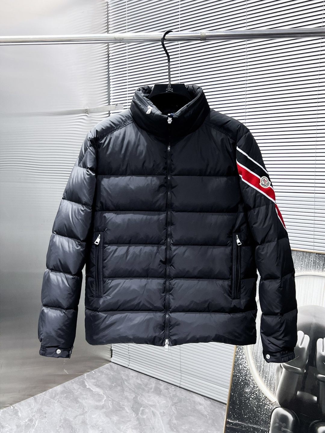 P465 蒙口 moncler 2025秋冬新款隐藏帽羽绒服外套,爆款来袭,品相超级好。进口防风防雨面料,软糯亲肤,抗皱不沾灰,立挺有型,时尚绝绝子;奢华有型,辨识度极高;一眼就能看到的好品质。男女同款。适合凹各种造型,内搭随意,时尚感爆棚。码数 1-5