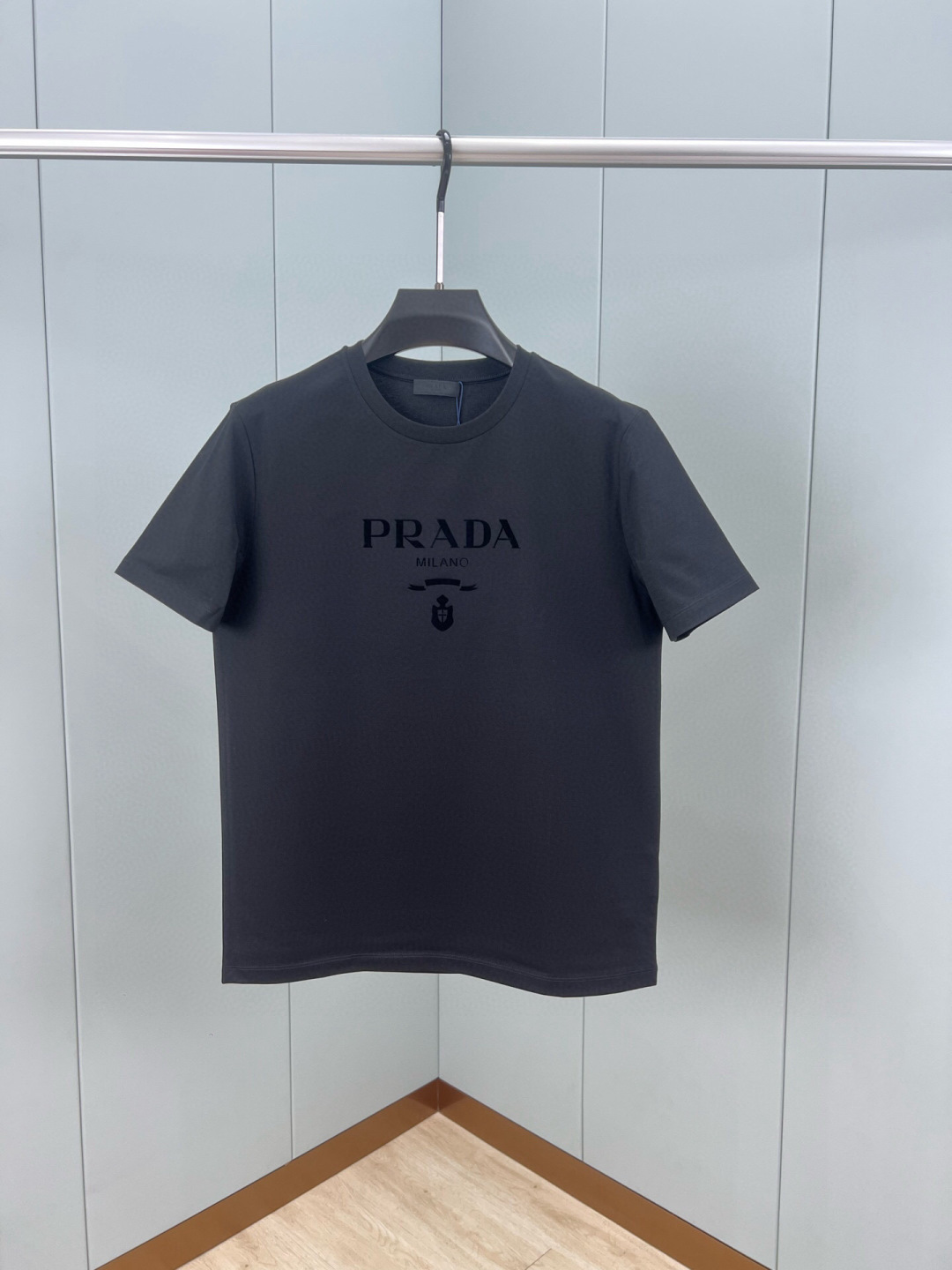 NO:144140,Prada 25 spring and summer new brand badges same cloth color flocking printed logo short-sleeved T-shirt, customized 80 double-strand mercerized cotton fabric; black and white royal blue M-XXXL (black and white customizable 4XL, 5XL), prada, prada, T-shirt, tees, t-shirt, alexander wang19860909Prada.普拉达 25春夏新品品牌徽章同布色系植绒印花标识短袖T恤,定制80支双股丝光棉面料；黑色 白色 宝蓝 M-XXXL（黑白可定制4XL、5XL）,,prada,prada,T-shirt,tees，t-shirt,alexander wang,Men's clothing