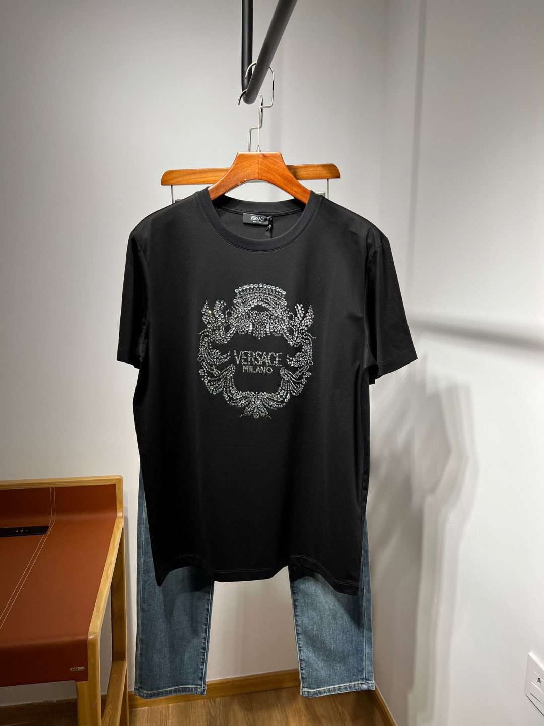 NO:144155,VS Fan Yuan single men's round neck short-sleeved T-shirt, trading company channel goods, heavyweight luxury top-notch goods, new products, special counter window main display style, global limited edition top-quality treasured cow goods, G cabinet 14,800, pure blood quality, out-of-print rare beauty, and cherish it when you meet it!  Note that this T-shirt belongs to the order of Hong Kong G cabinet and Caixing Trading Company. The authenticity is guaranteed, and the fabric, craftsmanship, auxiliary materials, details, and style are the same as those of the special counter. It is not something that inferior goods on the market can achieve!  Please compare highly!  The finale of the year T-shirt, as a classic ace product of VS, this season still continues the highly recognizable Medusa avatar elements. It is built with the beautiful and luxurious Swarovski colored rhinestones, made of 16 colored diamonds, with a quantity of 9,108. The visual is invincible and shocking, dazzling and shiny, and has a strong sense of three-dimensionality. Only advanced German equipment can make it. The craftsmanship is extremely high and it is very important to craftsmanship!  The imported mercerized cotton fabric is excellent in skin-friendly, with extremely perfect details and impeccable. The upper body effect is excellent, very eye-catching, and the return rate is unquestionable. The excellent item in the closet is very handsome whether it is fitted inside or worn alone!  M-3XL. Black and white purple M size shoulder width 43 bust 98 clothes length 68 other bust circumferences are L104 XL108 XXL114 3XL120,,T-shirt,tees,t-shirt,alexander wang19860909VS范原单男士圆领短袖T恤,贸易公司渠道货,重磅级奢华尖货,新品,专柜橱窗主打展示款,全球限量极品珍藏牛货,G柜1.48万,纯正血统品质,绝版稀罕尤物,且遇且珍惜！ 注此款T恤属于香港G柜、彩星贸易公司的订单货,真品保证,面料、工艺、辅料、细节、版型都与专柜一致,不是市面劣质货品所能企及的！请高度对比！ 年度压轴级的一款T恤,作为VS家的经典王牌产品,这一季仍然延续了极富辨识度的Medusa美杜莎头像元素,由绝美奢华的施华诺世奇彩色水钻构建而成,16色系彩钻打造,数量精确到整整9108颗,视觉无敌震撼,耀眼闪亮,立体感极强,唯有德国先进设备方能制作,工艺水准极高,非常重工匠心！ 客供进口丝光棉面料,亲肤性绝佳,细节极致完美,无可挑剔,上身效果非常出色,非常招眼吸睛,回头率毋庸置疑,衣橱里改良视觉的绝佳单品,无论内搭还是单穿都爆帅十足！ M-3XL. 黑白紫  M码 肩宽43 胸围98 衣长68 其他胸围分别是L104 XL108 XXL114 3XL120,,T-shirt,tees，t-shirt,alexander wang,Men's clothing