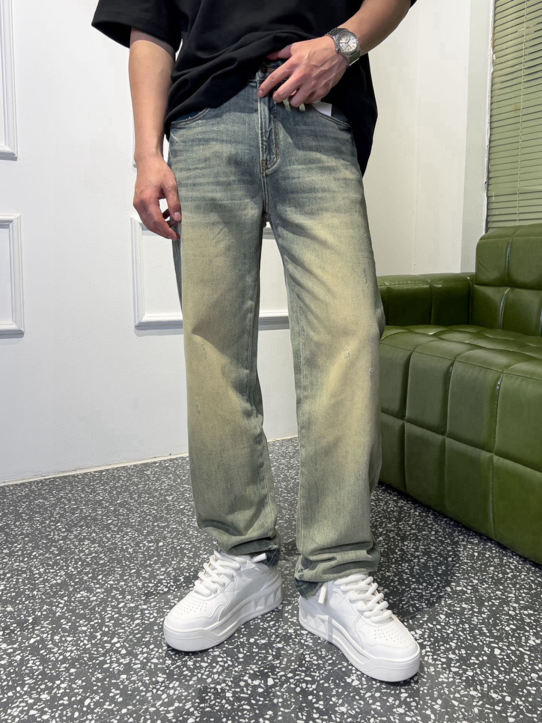 NO:148853,Brand MIU quarterly spring and summer 2025 color blue size 29-36 style small width medium straight version jeans weight 10 amps Ingredients 91.8 cotton, 5.4 polyester, 1.4 recycled cellulose fiber, 1.4 spandex Washing and fermenting grinding Nostalgia Many cat whiskers rubbing mow spray material hanging grinding gun flower trouser legs edge craft watermark printing P.S small width medium straight version casual and versatile and not picky. The watch bag and back bag are eye-catching LOGO patterns made of watermark printing design. The nostalgic washing effect makes its style casual and fashionable. The essential model for experts to go out, miumiu, jeans, alexander wang19860909品牌MIU 季度2025春夏 颜色蓝色 尺码29—36码 版型微阔中直筒版 牛仔裤 重量10安 成分91.8棉,5.4聚酯纤维,1.4再生纤维素纤维,1.4氨纶 洗水酵磨怀旧 多位猫须 擦马骝喷料 吊磨 枪花 裤脚磨边 工艺水印印花 P.S微阔中直筒版型休闲百搭不挑人 表袋和后袋醒目LOGO图案做水印印花设计 怀旧洗水效果使其款式休闲时尚 达人的出街必备款,,miumiu,jeans,alexander wang,Men's clothing