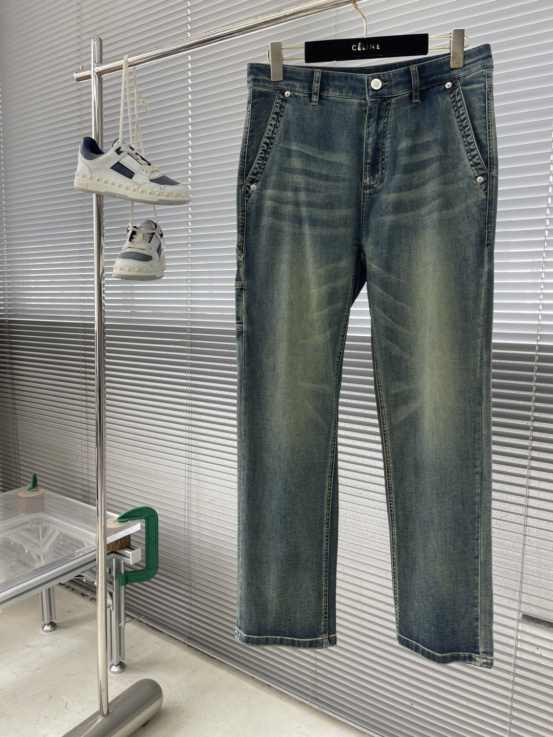 NO:148867,Dio2025 Spring and Summer Series Jeans Trousers Size 30-38 (37) Loose straight jeans Craft back pocket wash water embroidery decorative fabric calibration Custom logo I-shaped buckle Select classic wash water blue color YKk metal zipper Elegant luster Smooth and easy to pull This loose straight jeans adopts a comfortable elastic denim structure and is the ideal style for daily wear, dior, jeans, alexander wang19860909Dio2025春夏系列牛仔长裤 尺码30-38（37） 版型宽松直筒牛仔 工艺后幅口袋洗水刺绣装饰本布定标 定制logo 工字扣 选用经典洗水蓝颜色 YKk金属拉链 雅致光泽 顺滑好拉 这款宽松直筒牛仔裤 采用舒适 的弹力牛仔结构 是日常的穿搭理想型,,dior,jeans,alexander wang,Men's clothing