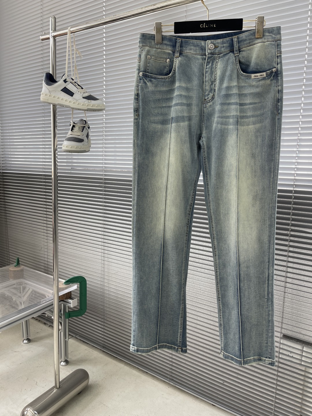 NO:148874,Miumiu2025 spring and summer denim series trousers Size 30-38 (36) Loose straight jeans Craft back pocket wash water embroidery decorative fabric calibration Custom logo I-shaped buckle Select classic wash water blue color YKk metal zipper Elegant luster Smooth and easy to pull This loose straight jeans adopt a comfortable elastic denim structure and is the ideal style for daily wear, miumiu, jeans, alexander wang19860909Miumiu2025春夏牛仔系列长裤 尺码30-38（36） 版型宽松直筒牛仔 工艺后幅口袋洗水刺绣装饰本布定标 定制logo 工字扣 选用经典洗水蓝颜色 YKk金属拉链 雅致光泽 顺滑好拉 这款宽松直筒牛仔裤 采用舒适 的弹力牛仔结构 是日常的穿搭理想型,,miumiu,jeans,alexander wang,Men's clothing