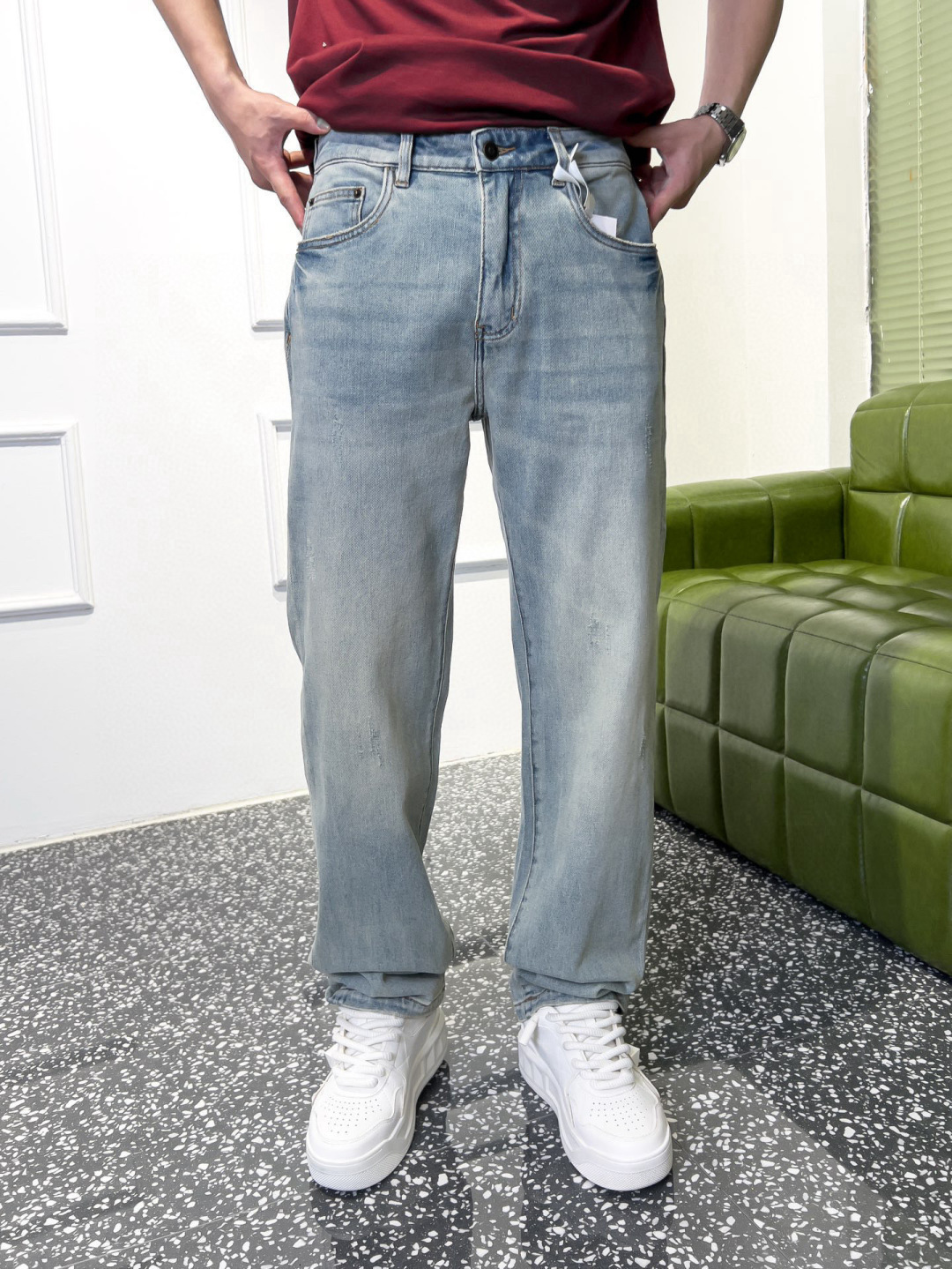 NO:148777,Brand MIU quarterly spring and summer 2025 color blue size 29-36 sizes, small width medium straight version, jeans, weight 9.5 amps, composition 94.5 cotton, 4.5 polyester, 1 spandex, washing and fermentation grinding, nostalgia, multiple cat whiskers, gun flower, monkey spray, hanging grinding, trouser legs grinding, craft three-dimensional embroidery, P.S's unique color and old-fashioned craft, high-end and retro collision, classic letters of waist and back pocket, superimposed on multiple hanging grinding to increase texture and layering, cleverly balances casualness and high-end, presenting a relaxed and unrestrained handsome style,,miumiu, jeans,alexander wang19860909品牌MIU 季度2025春夏 颜色蓝色 尺码29—36码 版型微阔中直筒版 牛仔裤 重量9.5安 成分94.5棉,4.5涤纶,1氨纶 洗水酵磨怀旧 多位猫须 枪花 擦马骝喷料 吊磨 裤脚磨边 工艺立体绣 P.S独特的色调与做旧工艺 高级和复古碰撞 腰头和后袋经典字母做立体绣工艺 叠加多处吊磨处理更增质感与层次 巧妙的平衡了随性与高级感 呈现出轻松不羁的型男风范,,miumiu,jeans,alexander wang,Men's clothing