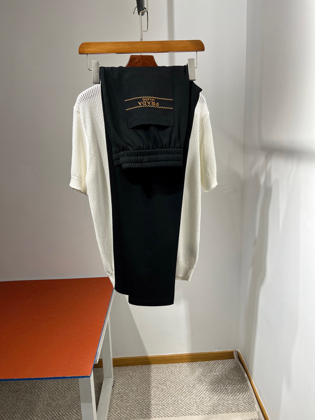 NO:148801,[New Model] PRA** Drawstring Small Straight-Line Casual Pants Produced by OEM. New Spring and Summer Products!  The texture is soft and comfortable, pure cotton texture, skin-friendly and comfortable, with good drape, especially the upright posture, between sports and casual pants, elastic and not easily deformed. The elastic waist, drawstring, insert pockets on both sides, and the iconic embroidered logo pattern decoration at the pockets, and the rear single pocket design is simple, atmospheric, casual and versatile!   Black M-3XL【28-38】 M waist circumference 70-80 pants length 98 hip circumference 104 thigh circumference 56 Reasonable calculation of other sizes, prada, alexander wang19860909【新款】PRA**抽绳小直筒休闲裤 代工厂出品.春夏新品！质地柔软舒适、纯棉质感、亲肤舒爽、悬垂感好、尤显身姿挺拔、介于运动与休闲裤之间、有弹性不易变形. 松紧腰、设置抽绳、两侧插袋、口袋处标志性刺绣徽标图案装饰,后单口袋设计,简约大气、随性百搭！  黑色 M-3XL【28-38】 M腰围70-80 裤长98 臀围104 大腿围56 合理推算其他尺码,,prada,alexander wang,Men's clothing