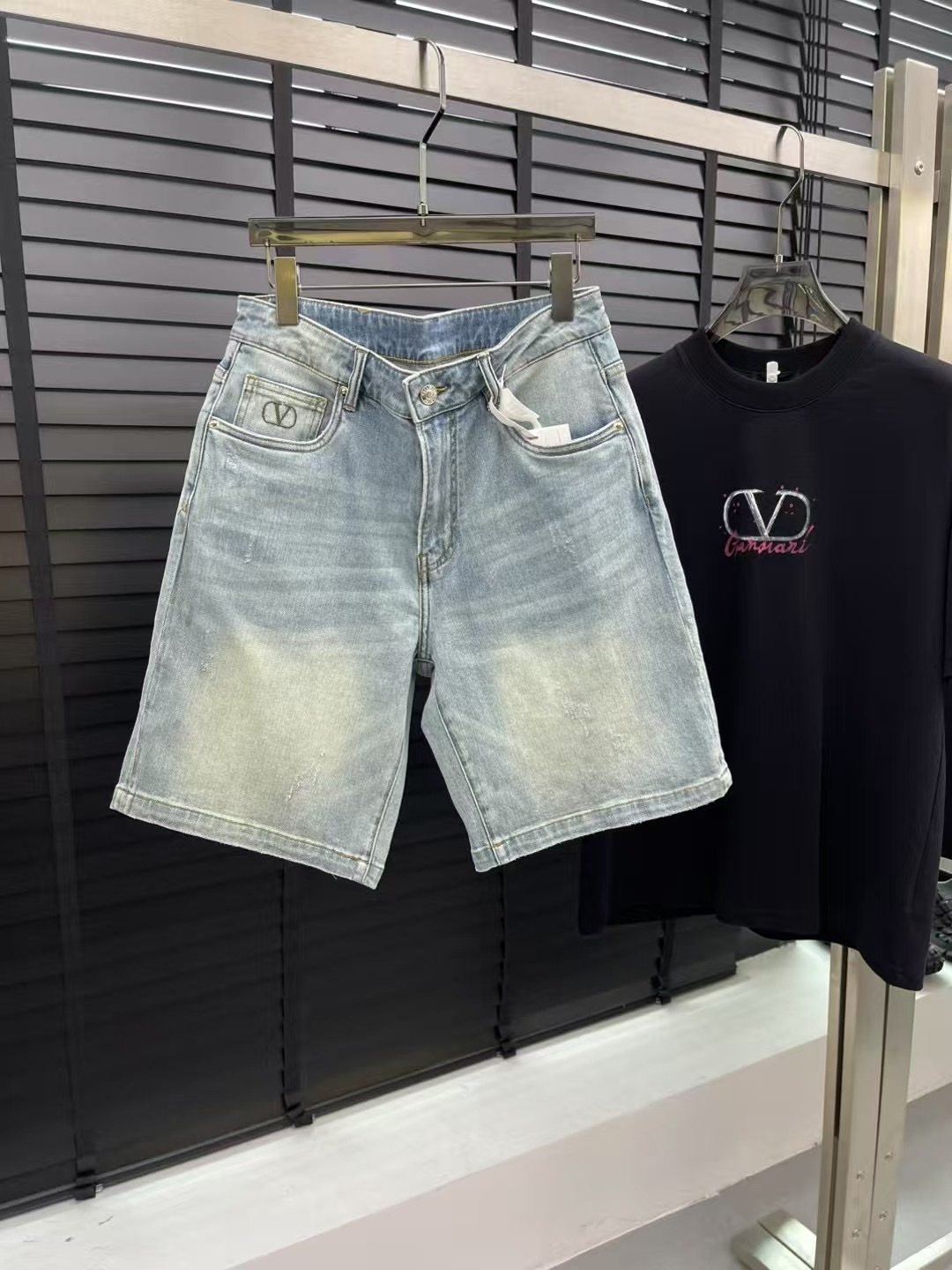 NO:148828,25 Spring and Summer New Products Limited-time Warren denim embroidered five-point wash blue shorts. This Warren denim embroidered five-point wash blue shorts is the perfect choice for summer fashion. Selected denim fabrics are soft texture and the washing technology gives it a unique retro charm. The shorts are moderate in length and elegantly display the leg lines. The delicate embroidery process is distributed in the pockets and trouser legs on both sides, exquisite without losing personality. The brand's iconic belt buckle embellishes the waist, which is both practical and highlights the brand's charm. Wear it, whether you are strolling by the sea or walking in the city, you can easily show your personal style, comfortable and fashionable, making your summer look more outstanding, and is a must-have item for fashion experts. Color: Blue Size: 29-36 29: Waist circumference 68 Pants Length 51 Hip circumference 106 30: Waist circumference 72 Pants Length 52  hip circumference 110 31 : Waist circumference 76 trousers 53 hip circumference 114 32 : Waist circumference 80 trousers 54 hip circumference 118 33 : Waist circumference 84 trousers 55 hip circumference 122 34 : Waist circumference 88 trousers 56 hip circumference 126 35 : Waist circumference 92 trousers 57 hip circumference 130 36 : Waist circumference 96 trousers 58 hip circumference 134, valentino, shorts, alexander wang1986090925春夏新品柜台限定发售华伦牛仔刺绣五分水洗蓝色短裤,这款华伦牛仔刺绣五分水洗蓝色短裤,是夏日时尚的完美选择.精选牛仔布料,质感柔软,水洗工艺赋予其独特的复古韵味.短裤长度适中,优雅地展现腿部线条.细腻的刺绣工艺分布在两侧口袋及裤腿,精致而不失个性. 品牌标志性皮带扣点缀腰间,既实用又凸显品牌魅力.穿上它,无论是漫步海边还是城市漫步,都能轻松展现个人风格,舒适与时尚兼备,让你的夏日造型更加出众,是时尚达人的必备单品. 颜色:蓝色 尺寸:29-36 29 : 腰围68 裤长51 臀围106  30 : 腰围72 裤长52 臀围110  31 : 腰围76 裤长53 臀围114  32 : 腰围80 裤长54 臀围118  33 : 腰围84 裤长55 臀围122  34 : 腰围88 裤长56 臀围126  35 : 腰围92 裤长57 臀围130  36 : 腰围96 裤长58 臀围134,,valentino,shorts,alexander wang,Men's clothing