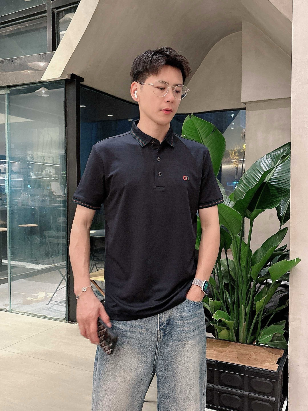 NO:148813,Guqi 2025ss summer new letter logo men's lapel Polo shirt!  Classic business men's style, high-end men's style at the ceiling level of business men's style!  Simple, fashionable and elegant, single-wearing inner wear is decent, quality control/detail control takes away, low-key, luxurious and connotative!  Customer-supplied fixed mesh flooring cotton cloth is carefully made, the surface of the fabric is evenly arranged and neatly arranged, with excellent breathability and heat dissipation and sweat resistance, and the comfort level of the upper body is completely better than that of ordinary single-sided sweat cloth tissue!  The classic brand LOGO logo on the chest is created with top-level craftsmanship. The LOGO has three-dimensional, clear and full texture, and is an extraordinary product in the classic field whether it is inner wear or single wear!  The exquisite cutting process, the processing of every detail is very standard and delicate, and it is comparable to that of ordinary LOW products on the market. Men must enter the basic versatile Polo shirts!  Multi-color Size M-4xl, alexander wang19860909古奇 2025ss夏季新款字母logo男士翻领Polo衫！经典商务男款,高端男装的天花板级别的商务男款！简约时尚大气不失优雅,单穿内搭体面过人,品质控/细节控的闭眼带走,低调又奢华有内涵！ 客供定织网眼珠地棉布精心制成,面料表面排列均匀整齐的网眼纹理,透气性和散热排汗性极佳,上身舒适程度完全优于普通单面汗布组织！胸前经典的品牌LOGO标识,采用顶级工艺打造,LOGO立体清晰饱满,质感非凡的特质,无论是内搭还是单穿都是一款经典领域的产品！精妙绝伦的裁剪工艺,每一个细节处理的非常标准细腻,非市面一般LOW货可以媲美的,男士必入基础百搭款Polo衫推荐！ 颜色多颜色 尺码M-4xl,,alexander wang,Men's clothing