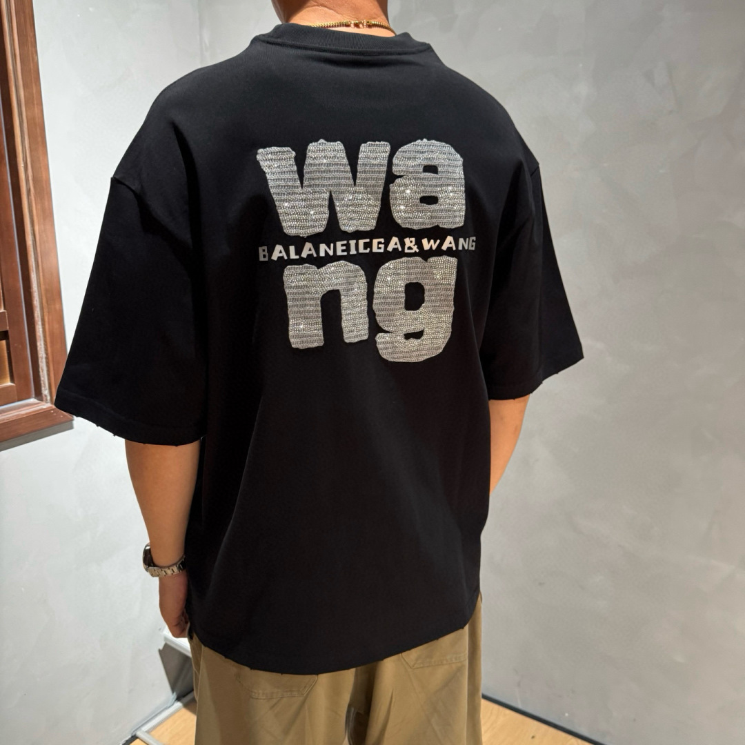 NO:148826,Alexander summer short-sleeved fabric is made of high-quality cotton, skin-friendly and comfortable!  Perfect style!  A versatile style!  The logo design is unique, with the upper body effect full of trendy and vitality!  Code number XS-XL high-end goods g, T-shirt, alexander wang19860909Alexander夏季短袖采用优质棉质面料,亲肤舒适！版型完美！百搭款！logo设计别具一格,上身效果潮流时尚活力满满！码数XS-XL高端货品g,,T-shirt,alexander wang,Men's clothing