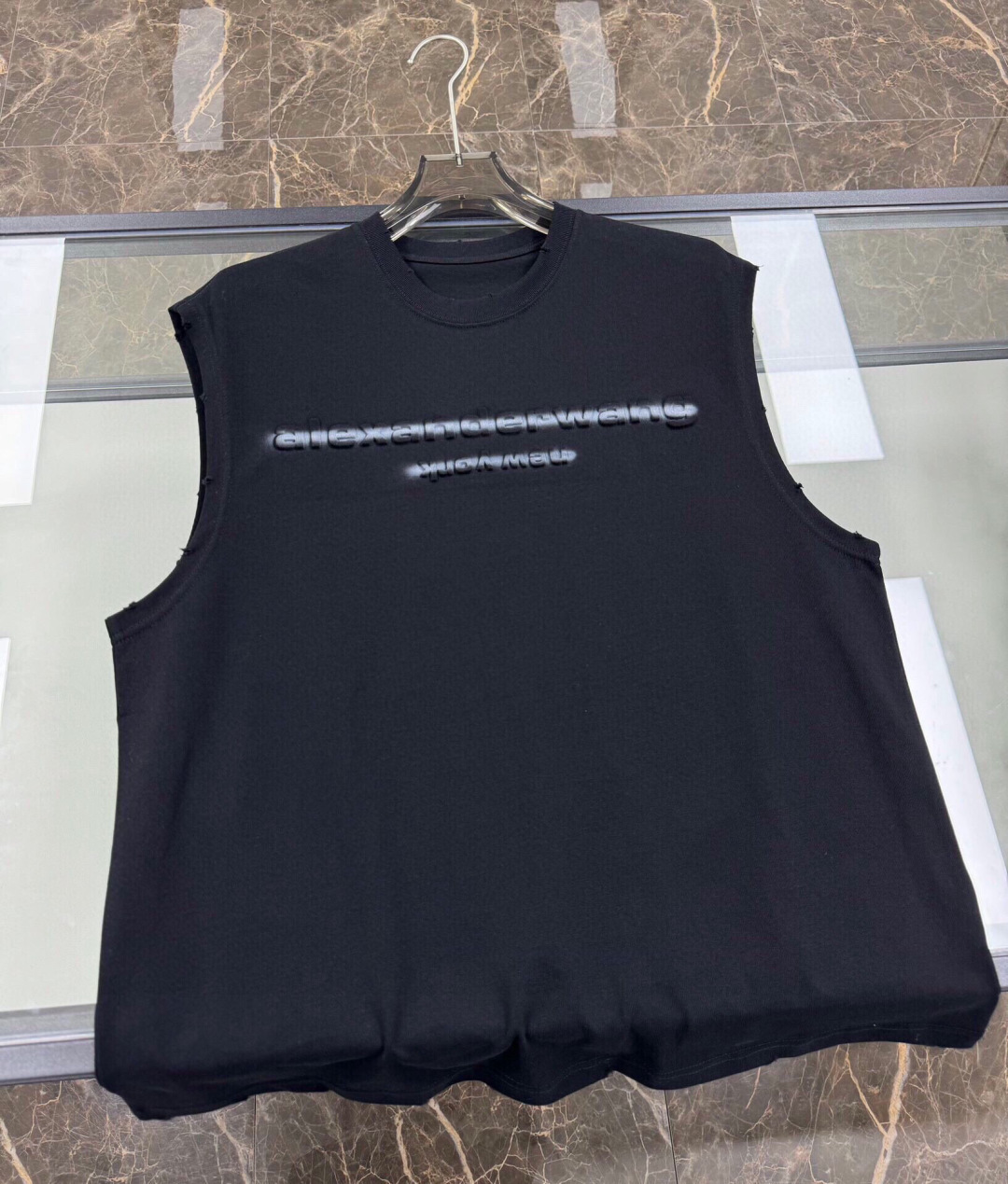 NO:148834,25SS new King three-dimensional embossed letter cotton vest, men's ripped edge-detailed sleeveless T-shirt. The top order series of foreign companies, a top-notch single product that is absolutely heavy-industrial, top jersey knitted cotton, ripped edge-detailed, and printing and dyeing three-dimensional embossing technology. A super perfect product created by every detail and workmanship, a top-notch product that trendy men and women cannot miss!  !  This is a performance style that combines classics and trends, with excellent matching performance effects. The printed and dyed three-dimensional relief letters LOGO, Oversize silhouette and simple lines release a modern atmosphere. The hole details of the neckline and the burrs on the hem destroy the design. The overall high-end feeling is excellent, and it also conforms to the current fashion aesthetics, with a wonderful sense of brand belonging and fashion. The top jersey knitted cotton is made of skin-friendly and breathable, soft and solid, elastic and comfortable. The texture is quite special and the three-dimensional feeling is full. This is a super luxurious cotton aristocratic, and the overall high-end feeling is even more obvious. Wearing fashion, grade, and taste, to create your identity and status!  Size S-XL S S bust 114 Shoulder width 49 Clothes length 70 M Clothes bust 118 Shoulder width 50 Clothes length 71 L L bust 124 Shoulder width 52 Clothes length 73 XL Bust 128 Shoulder width 53 Clothes length 74 Size recommended for men and women Size within pounds, -150 catties M Clothes size, 150-165 catties L Clothes length, 165-190 catties XL Clothes, versace, alexander wang,tees, t-shirt, alexander wang1986090925SS新款大王立体浮雕字母棉质背心,男士破洞缉边细节无袖T恤.洋行顶尖订单系列,一款绝对重工的顶级单品,顶级平纹针织棉质,衣边破洞细节,印染立体浮雕工艺.将每一处细节以及做工都打造的超级完美的产物,潮男潮女不可错过的极品！！ 这是将经典与潮流结合的性能款式,有着绝佳的搭配性能效果.印染立体浮雕字母LOGO,Oversize廓形与简洁线条释放摩登气息.领口的破洞细节与下摆毛边破坏设计,整体所呈现的高级感十分出色,并且也符合当下的时尚审美,有着绝妙的品牌归属感与时尚感. 顶级平纹针织棉质打造,亲肤透气,手感柔软扎实,弹力舒适.纹理质感相当特殊,立体感十足,这是超级奢华的棉中贵族,整体的高端感更是显而易见.穿的就是时尚,档次,与品位,打造你的身份地位！尺码S-XL S码胸围114 肩宽49 衣长70 M码 胸围118 肩宽50 衣长71 L码胸围124 肩宽52 衣长73 XL码 胸围128 肩宽53 衣长74 尺码推荐男女同款 斤以内穿S码,-150斤穿M码,150-165斤穿L码,165-190斤穿XL码,,versace,alexander wang,tees，t-shirt,alexander wang,Men's clothing