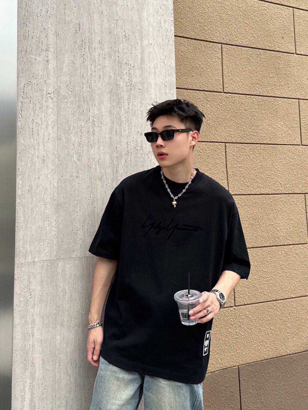 NO:148842,Brand Y3 quarterly spring and summer 2025 color black white size S~XL version slightly wide shoulder-fall version Short-sleeved T weight 245 grams weight 32 double yarn fabric composition cotton craft cutting and ironing P.S loose shoulder-fall version relaxed and comfortable Simple style meets the choice of more people The logo is simple and neat with high-temperature ironing technology, with leather logo decoration design, fashionable and versatile, T-shirt, alexander wang19860909品牌Y3 季度2025春夏 颜色黑色 白色 尺码S～XL 版型微阔大落肩版 短袖T 重量245克重 32支双纱面料  成分棉 工艺切烫 P.S宽松的落肩版型松弛舒适 简约的款式符合更多人群的选择 logo做高温切烫工艺简洁利落 配以皮标的装饰设计 时尚百搭,,T-shirt,alexander wang,Men's clothing