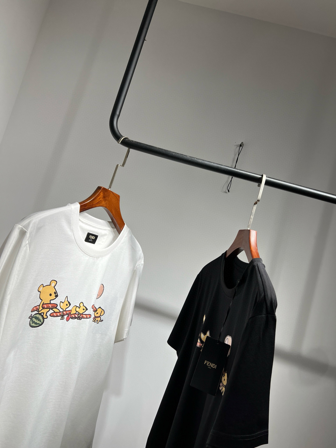 NO:148781,[25 Spring and Summer, new couple style] FD fashion cartoon printed T-shirt. Fashionable and good companion channel for single wear. 2025 Spring and Summer Fe*di letter short-sleeved T-shirt. The iconic double F color pattern is designed with atmospheric, fashionable and elegant charm. The most popular and trendy icon... Customer-supplied fiber fine imitation long-length cotton fabric, made with flat weaving and cutting velvet technology. The smooth ring knitted structure reaches the environmental level, which is extremely unique and complex. The feel is soft and delicate. The upper body is comfortable and breathable. The overall shape three-dimensional jacquard technology is made of advanced digital equipment stamping carving. The concave and convex three-dimensional logo presents an extraordinary texture, clean and neat, and the degree of meticulousness has reached the level of art. Men and women M-3XL. Black, white M bust 98 Shoulder width 43 Clothes length 68  The other sizes are L/104 XL/110 XXL/114 3XL/120, T-shirt,tees, t-shirt,alexander wang19860909【25年春夏,情侣款新款】FD时尚卡通印花新潮T恤.内搭单穿的时尚好伴侣渠道精品.2025春夏Fe*di字母短袖T恤 标志性的双F彩色图案为设计特色隶属大气时尚高雅魅力的单品成就最火最潮的icon...客供纤维精仿长绒棉面料织制,运用平织割绒的工艺制作,平顺的环形针织构造达到了环保级别的特性,极其独特复杂.手感柔软细腻上身舒适透气.整体造型立体提花工艺采用先进的数械设备冲压式雕花制作而成,凹凸有致的立体Logo呈现不一般的质感,干净俐落无懈可击,细致化程度已经达到艺术品级别了.  男女同款 M-3XL. 黑色,白色 M胸围98 肩宽43 衣长68 其他尺码胸围分别是L/104 XL/110 XXL/114 3XL/120,,T-shirt,tees，t-shirt,alexander wang,Men's clothing