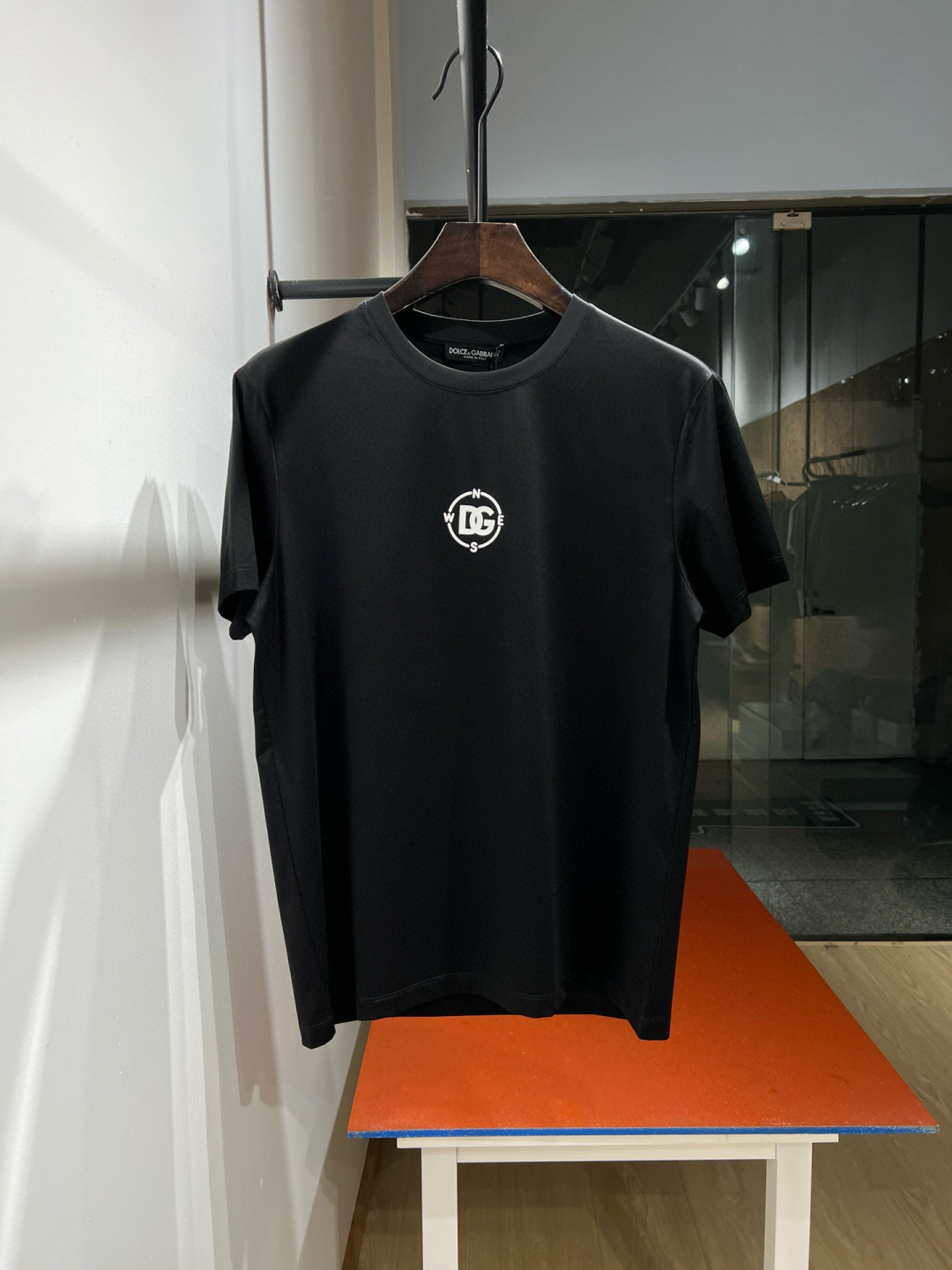 NO:148789,[New style] 2025 spring and summer double mercerized cotton round neck short-sleeved T-shirt, which has extremely high requirements for fabric control. Recommended!  !  DG printed men's short-sleeved T-shirt, classic letter theme design, presented in floral print patterns, not exaggerated, and high-end details, slightly slim tailoring, the knitted neckline that is not easy to fit slightly to the neck, fashionable and more textured. The fabric is made of high-stretched cloud cotton. The composition is a blend of long-length cotton modal and spandex. Reasonable ratio, so that the overall feel and skin-friendly effect can reach the JI feeling, skin-friendly and breathable, and a very crisp feeling, making it comfortable to wear, and it shows quality and texture. White, black, size M-3XL M bust 98, shoulder width 43, length 68, other sizes of busts are L/104 XL/110 XXl/114  3Xl/120, Dolce & Gabbana, T-shirt,tees, t-shirt,alexander wang19860909【新款】2025春夏双丝光棉圆领短袖T恤,对面料控有极高要求的 推荐！！DG印花男士短袖T恤衫 经典字母主题设计 以花卉印花的图案来呈现 不夸张的同时细节上高档而显质感 略微修身的剪裁 不易版型的针织领口微微贴合颈部 时尚的同时更显质感 面料采用高支云朵棉的材质 成分是长绒棉混纺莫代尔与氨纶的混纺 合理的配比 让整体的手感与亲肤效果达到JI好感受 亲肤透气 又有很好的挺括感 让穿着舒适的同时 很显品质质感  白色 黑色 码数M-3XL M胸围98 肩宽43 衣长68 其他尺码胸围分别是L/104 XL/110 XXl/114 3Xl/120,,Dolce&Gabbana,T-shirt,tees，t-shirt,alexander wang,Men's clothing