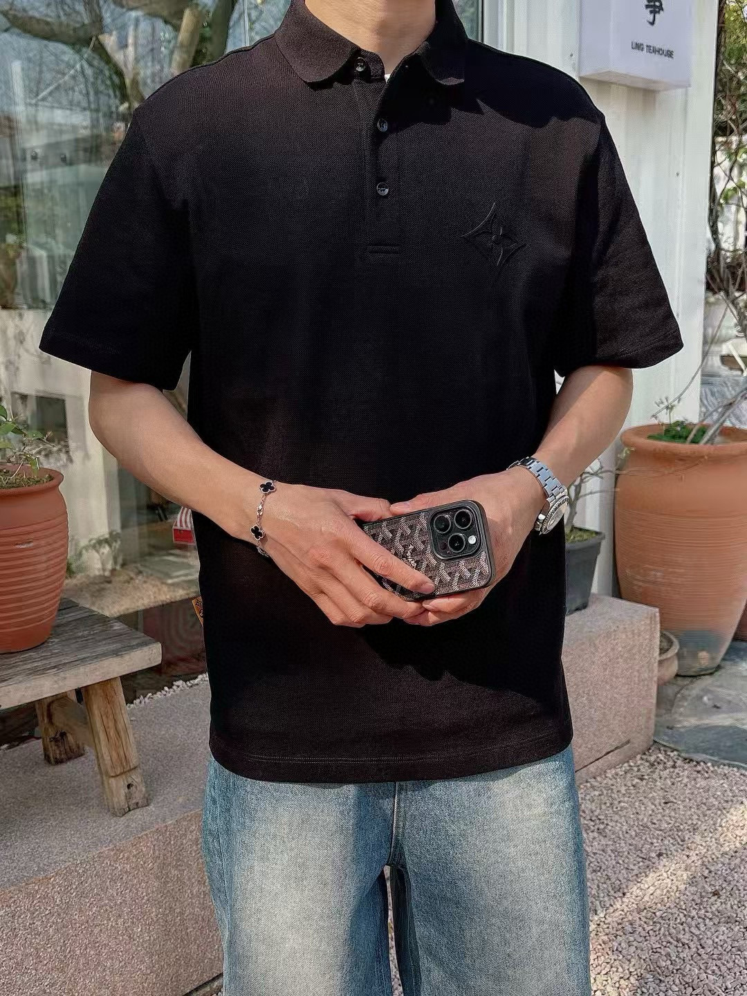 NO:148805,2025 continues the classic. Business and casual lapel POLO shirt. A must-have for wardrobe!  The classic four-leaf clover logo on the chest embossing design is embossed with unique craftsmanship. High-end and highlights. Knitted lapel. It is not easy to deform after wearing it. Three-pin buttons. Combined style, the upper body is upright and energetic. The fabric is made of cotton-glass material, which is comfortable, skin-friendly, breathable, and is a very practical one for daily commuting and leisure. I like his design. He strongly recommends 58065, black, white, gray and blue, navy blue, khaki M-3XL, M size shoulder width 47 bust 104 long 72 sleeve length 23.5; L size shoulder width 48 bust 108 long 73 sleeve length 24; XL size shoulder width 49 bust 112 long 74 sleeve length 24.5; XXL size shoulder width 50 bust 116 long 75 sleeve length 25;  3XL size shoulder width 51 bust 120 clothes length 76 sleeve length 25.5;,,alexander wang198609092025延续经典.商务休闲翻领POLO恤.衣橱必备！胸口经典四叶草logo皮标压印点缀设计 以独特的工艺来呈现主题 高档而有亮点 针织翻领 久穿不易变形 三粒扣 合体的版型,上身挺拔显精神 面料采用全棉珠地料,舒适,亲肤,透气好,平时通勤休闲都很实穿的一款 喜欢他家的设计,强烈推荐 58065,黑色 白色 灰蓝色 藏青色 卡其色M-3XL, M码肩宽47胸围104衣长72袖长23.5； L码肩宽48胸围108衣长73袖长24； XL码肩宽49胸围112衣长74袖长24.5； XXL码肩宽50胸围116衣长75袖长25； 3XL码肩宽51胸围120衣长76袖长25.5；,,alexander wang,Men's clothing