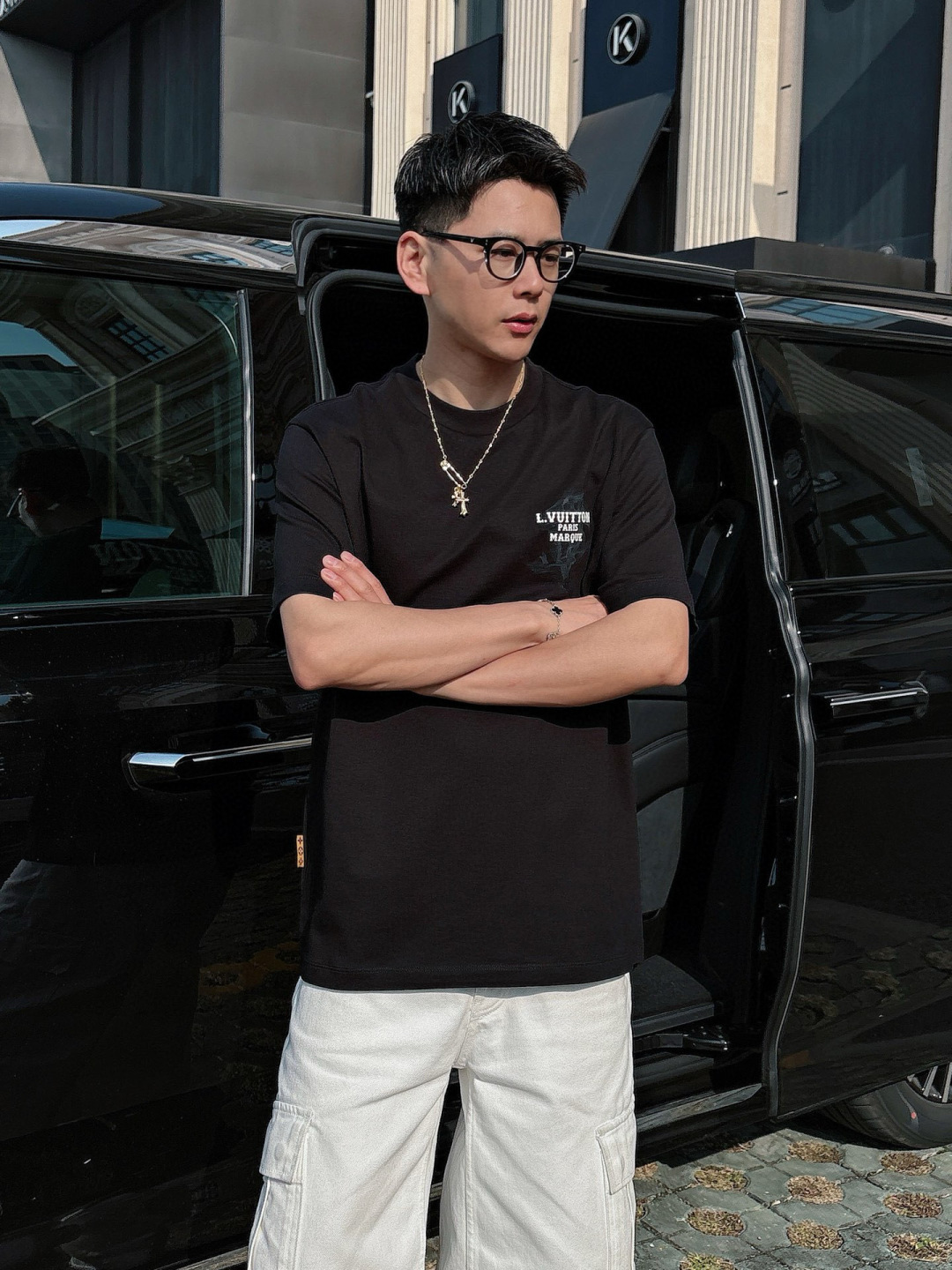 NO:148812,2025 Spring and Summer Series H8050 1. Color black white 2. Size: M-5XL 3. Styling: Micro-wide short-sleeved T 4. Ingredients: Trendy cotton plain fabric, 245 grams, pure cotton, crisp and stylish, skin-friendly and comfortable to wear. 5. Craft pattern The classic element flowers present a restrained visual background pattern by using the 